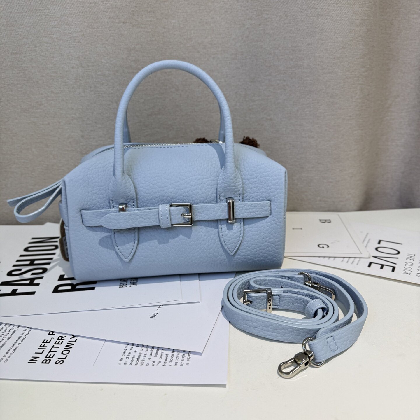 玛莎爱贝儿高级感简约百搭皮带扣枕头包2026新款时尚荔枝纹斜挎包