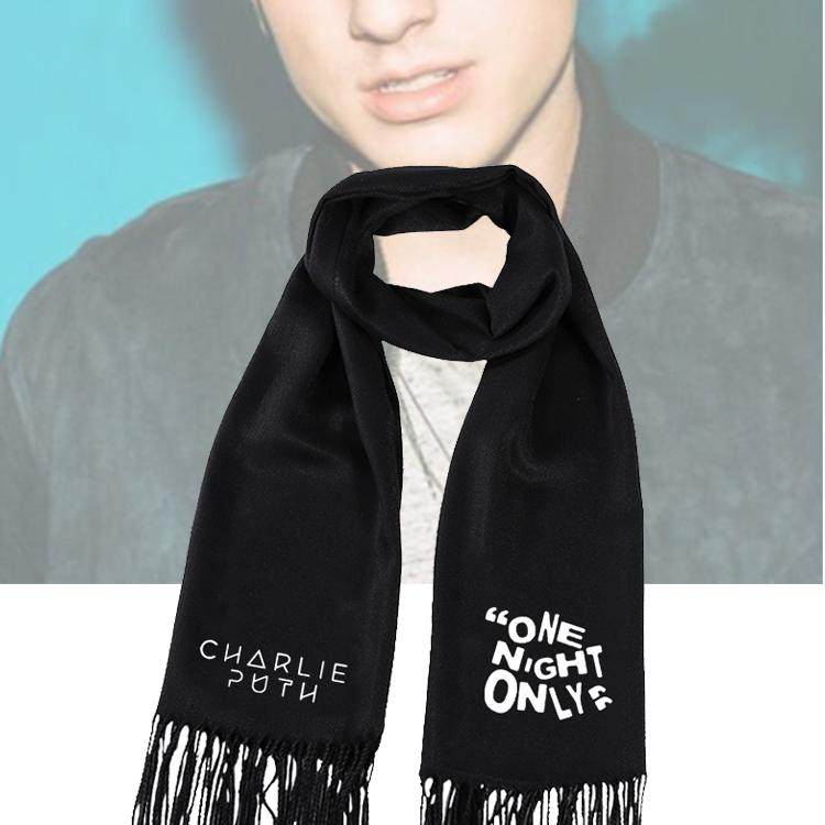 歌手CharliePuth断眉印花围巾