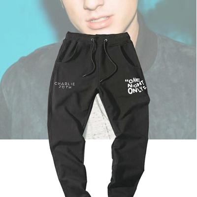 歌手CharliePuth断眉印花长裤