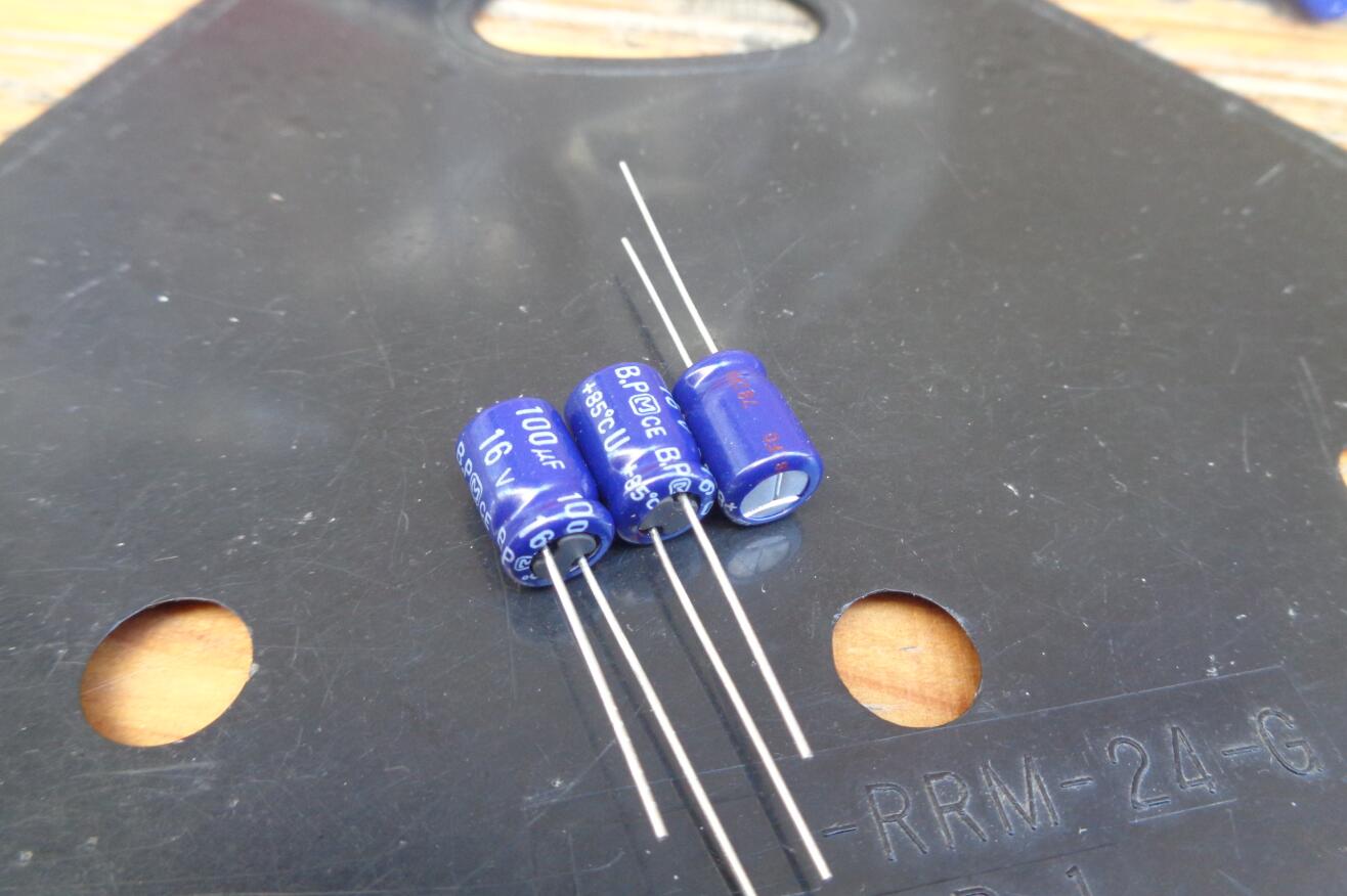 100UF 16V 日本 松下 BP 无极电容 蓝袍 U 系列 16V100UF 8X12