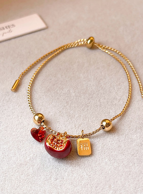 秋冬酒红色石榴石串珠爱心福牌手链女高级感轻奢手串小众精致手饰
