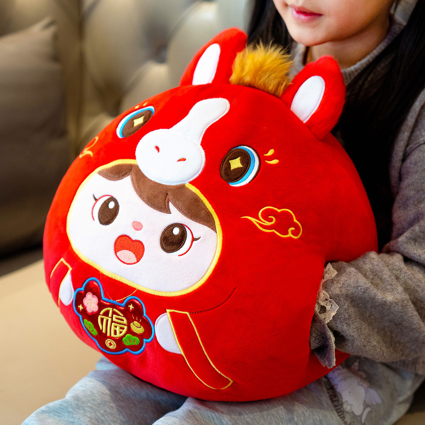 新年小马抱枕暖手插手马年吉祥物靠垫床上睡觉抱枕枕头女生坐垫背