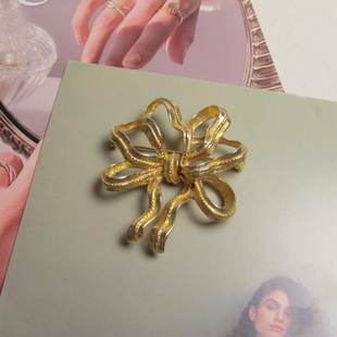 Jessie NET鎏金立体褶皱多瓣蝴蝶结胸针 维琴察 复古鎏金