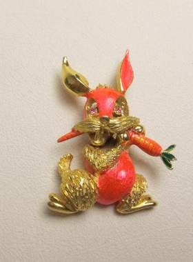 【萌趣食光】Hattie 鎏金珐琅粉钻兔子抱萝卜胸针~Jessie的维琴察