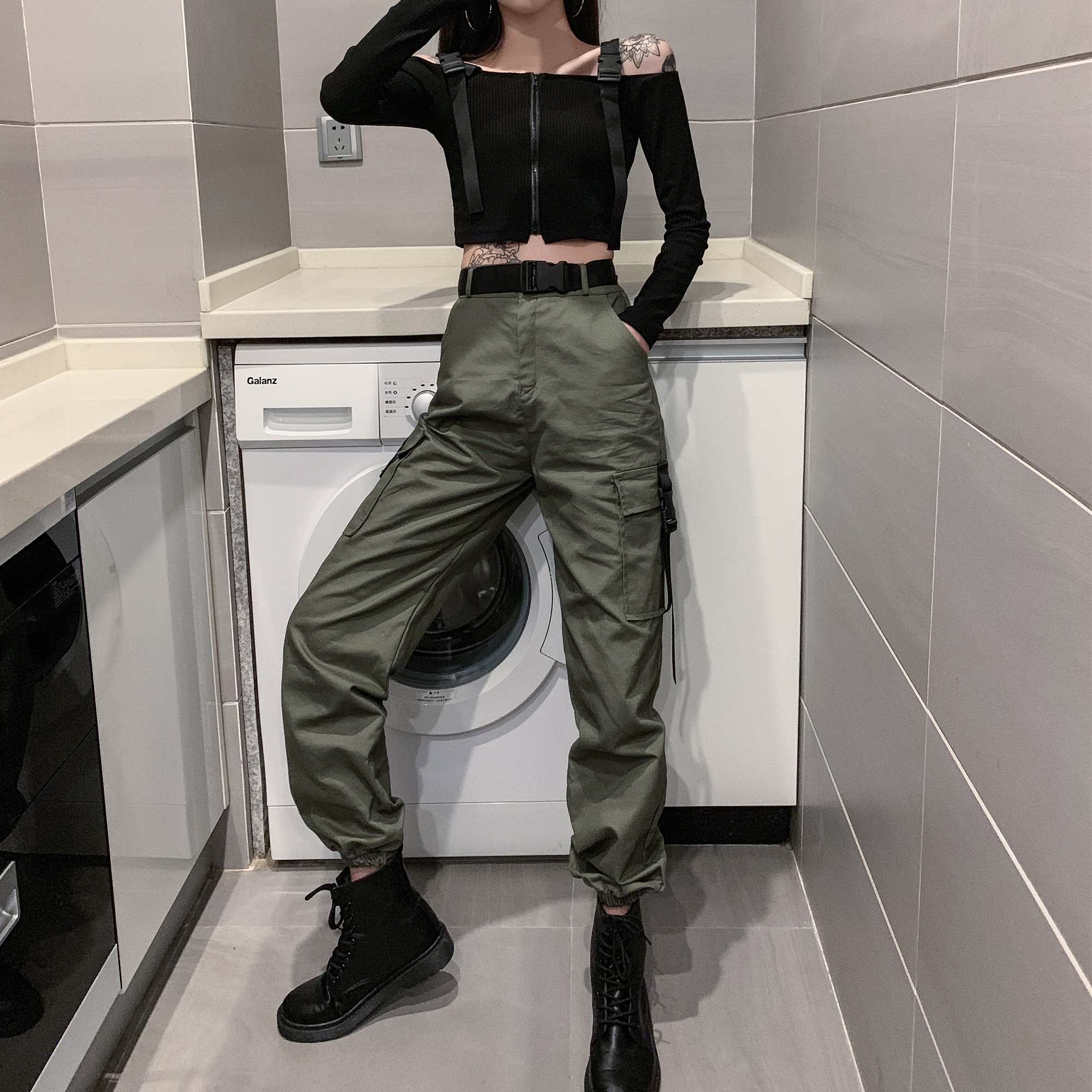 工装裤配什么衣服好看女生 工装裤配什么衣服好看