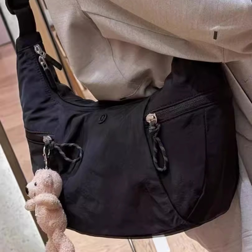 天花板混 Slouchy Sling Bag 6L 运动斜挎单肩手提牛角包女包1119