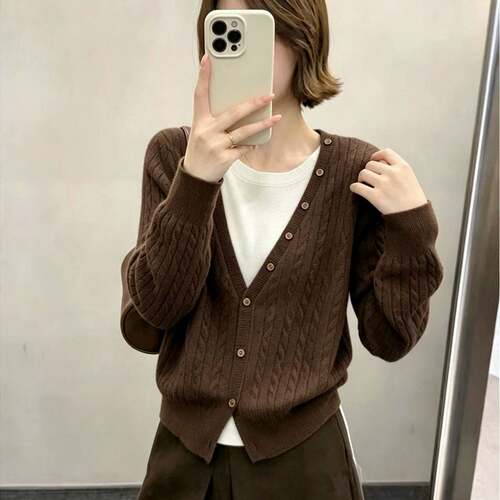 羊毛衫100上衣假两件V领麻花针织开衫女秋冬款咖色显瘦百搭毛衣