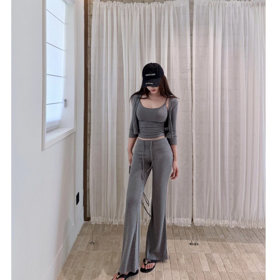 早秋气质修身显瘦吊带背心+微喇低腰休闲裤+短款开衫上衣三件套女 - 实物图