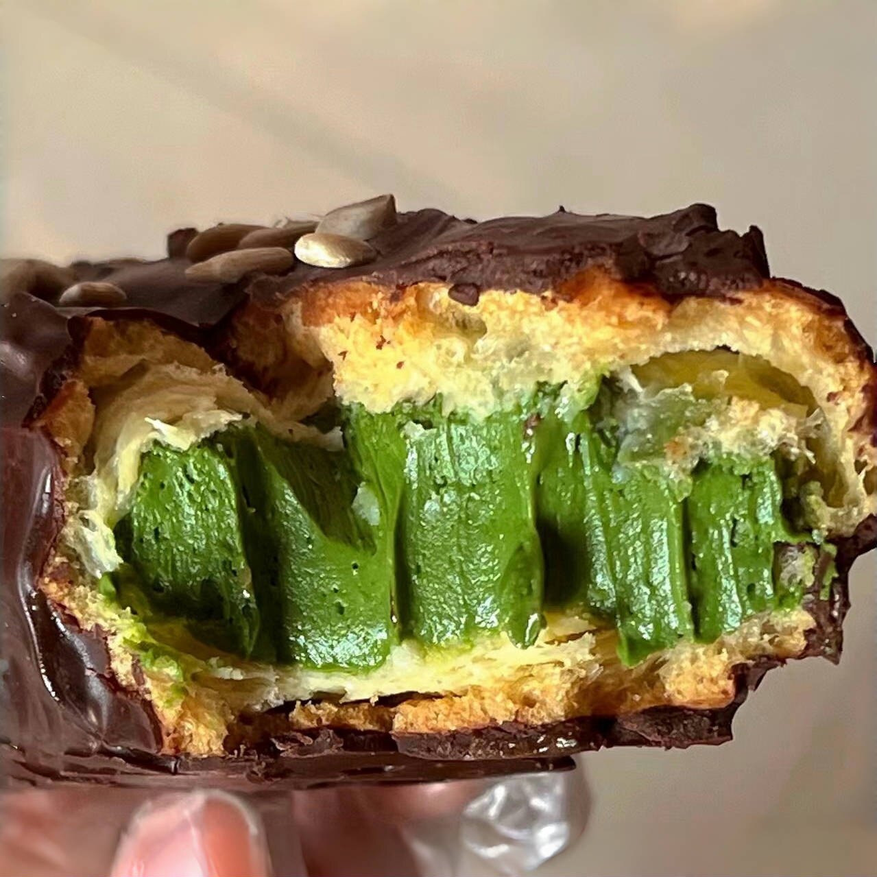 网红零食爆浆流心抹茶巧克力哈斗纯可可脂黑巧手指泡芙奶油甜点心