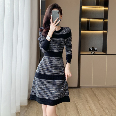 条纹连衣裙女轻奢高级感秋冬款流行气质时尚小香风修身显瘦毛衣裙