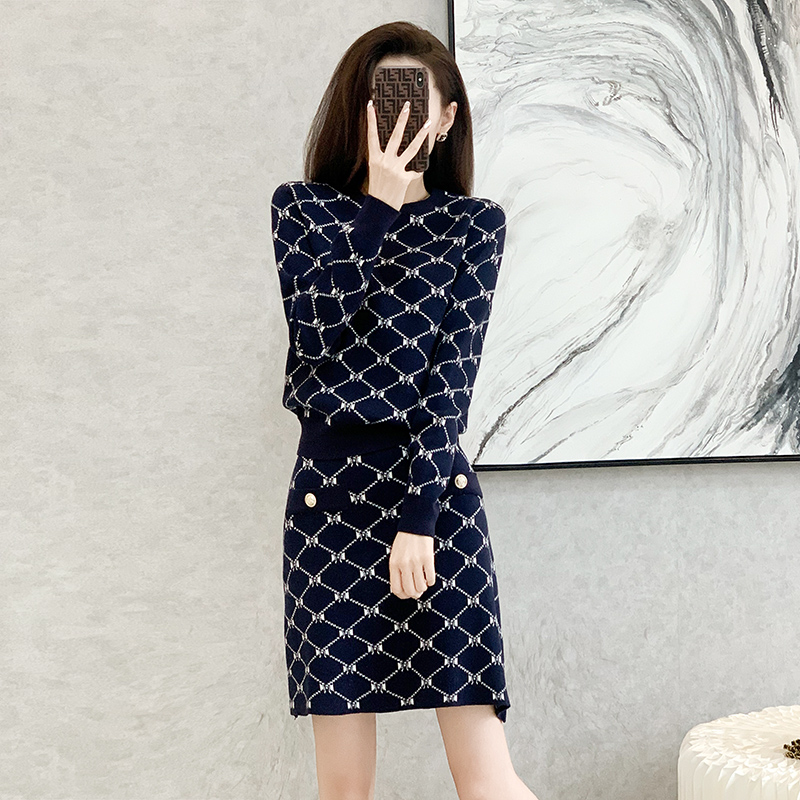 秋冬温柔系穿搭一整套衣服女2024新款复古提花毛衣搭配短裙两件套