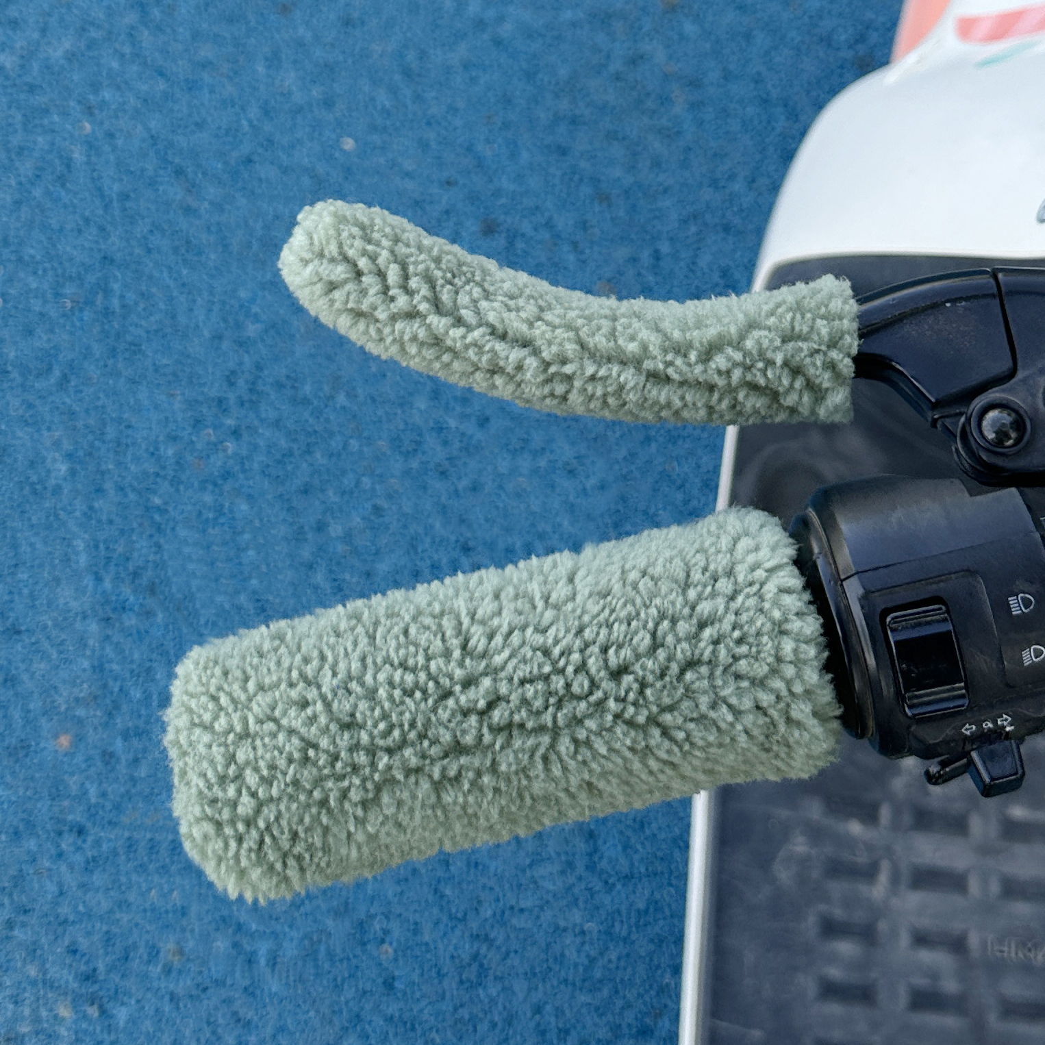 电动车手把套冬季电瓶车三轮车颗粒绒摩托车把套毛绒使用雅迪九号