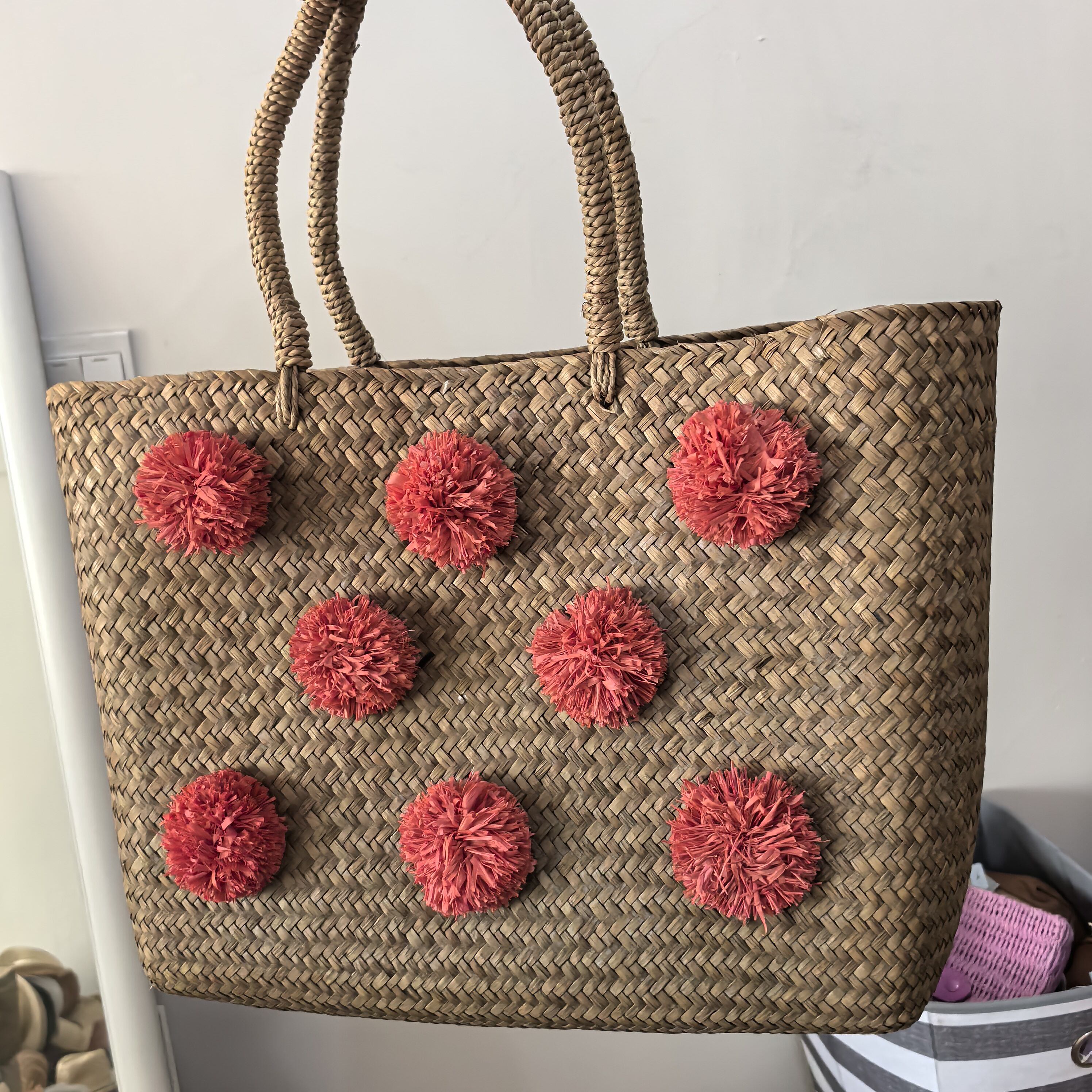 薄草编女包单肩手提编织沙滩穿搭出片拍照度假出游波西米亚球球包