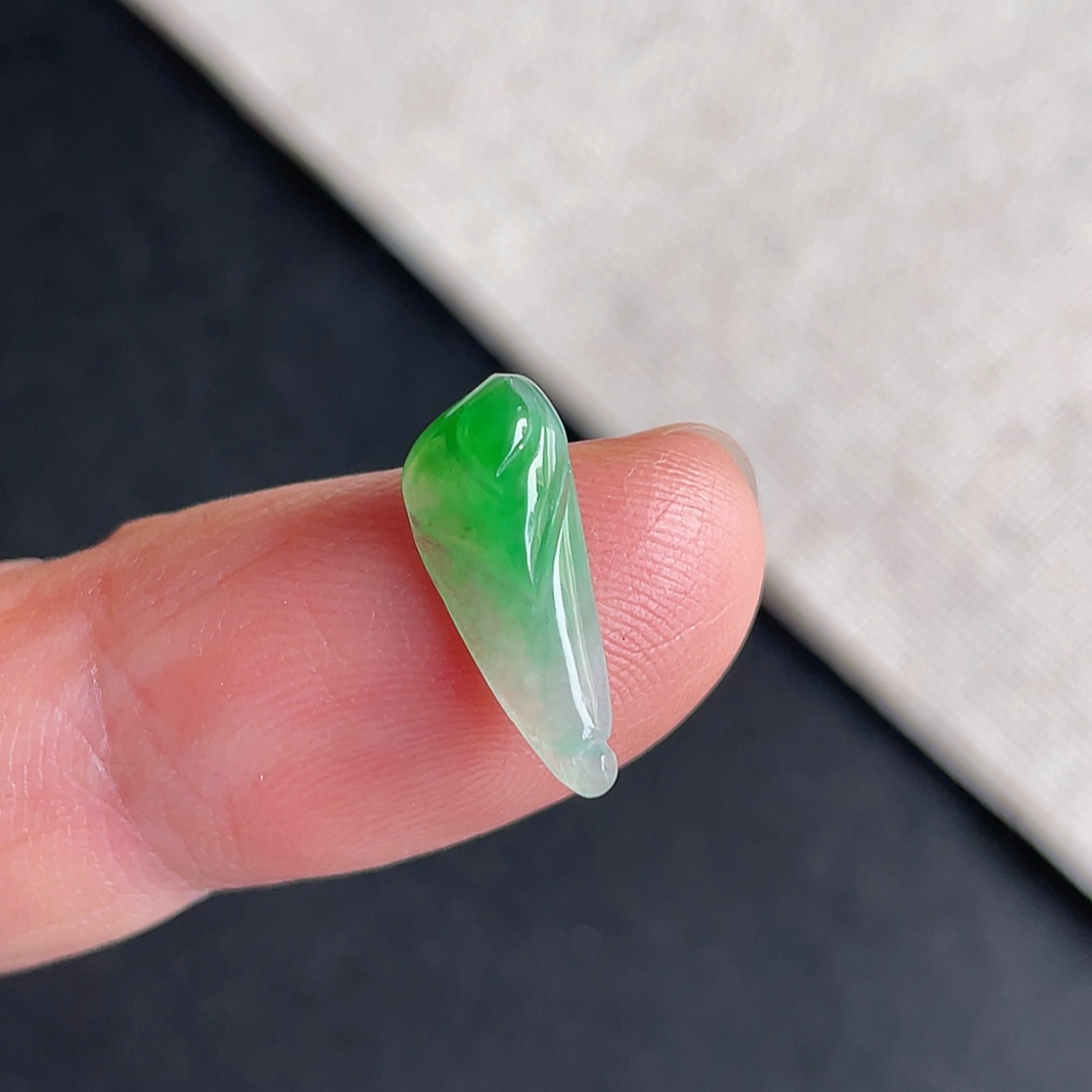 缅甸翡翠冰种飘阳绿兰花戒面