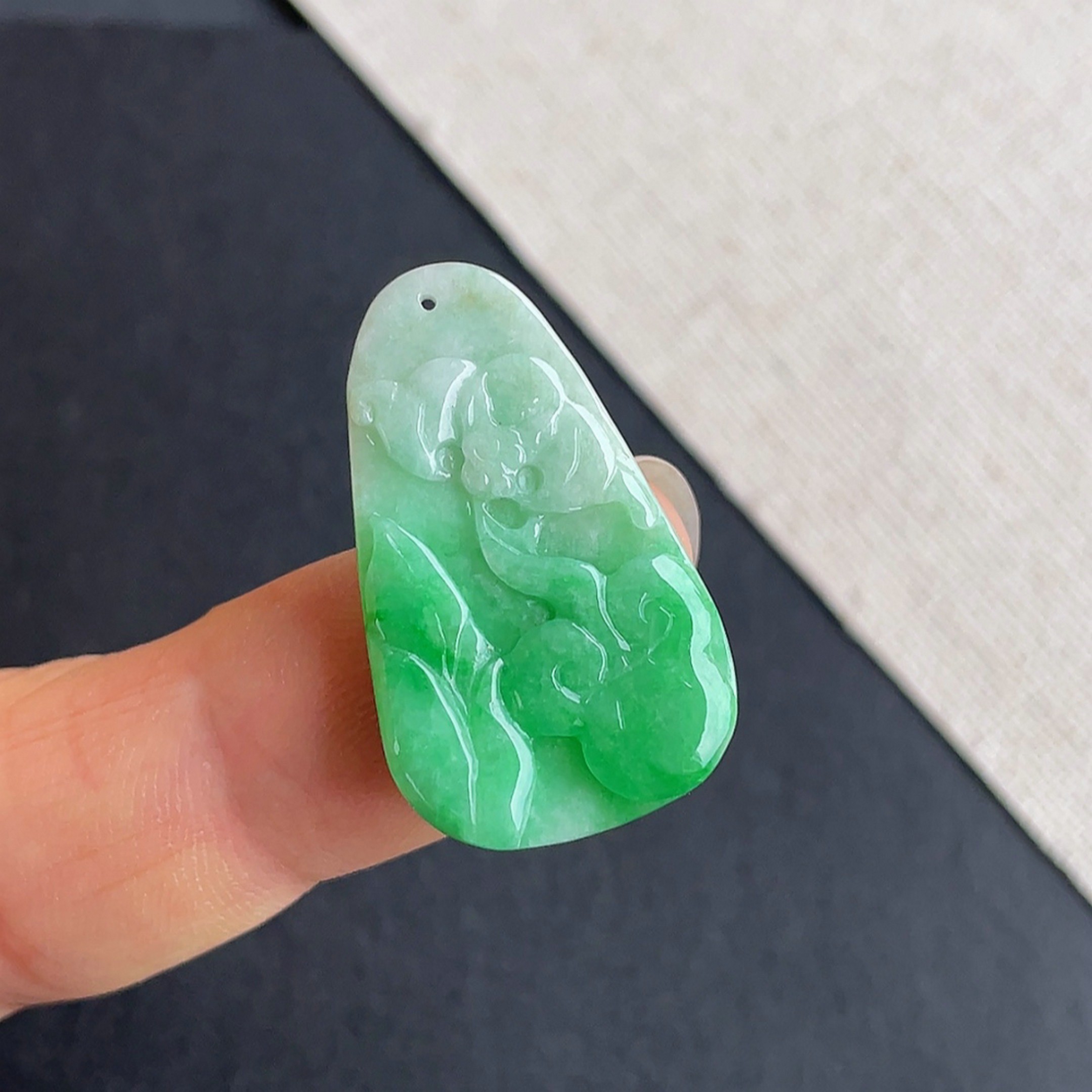 缅甸翡翠a货飘阳绿福在眼前吊坠