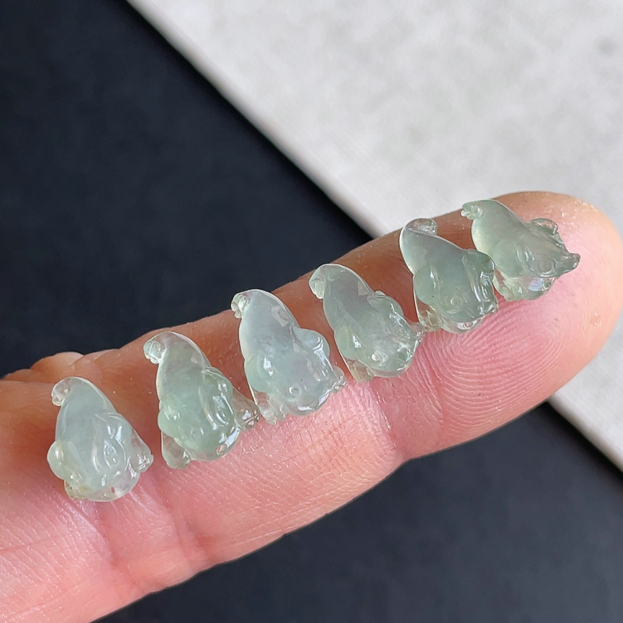 天然翡翠老坑冰种金蟾戒面一手