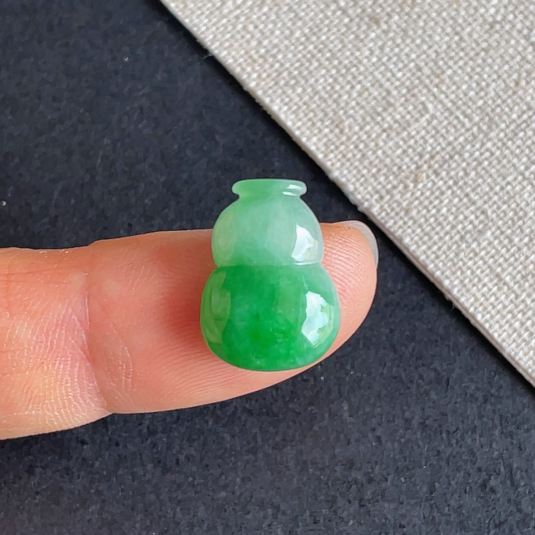 缅甸天然a货翡翠飘阳绿葫芦戒面