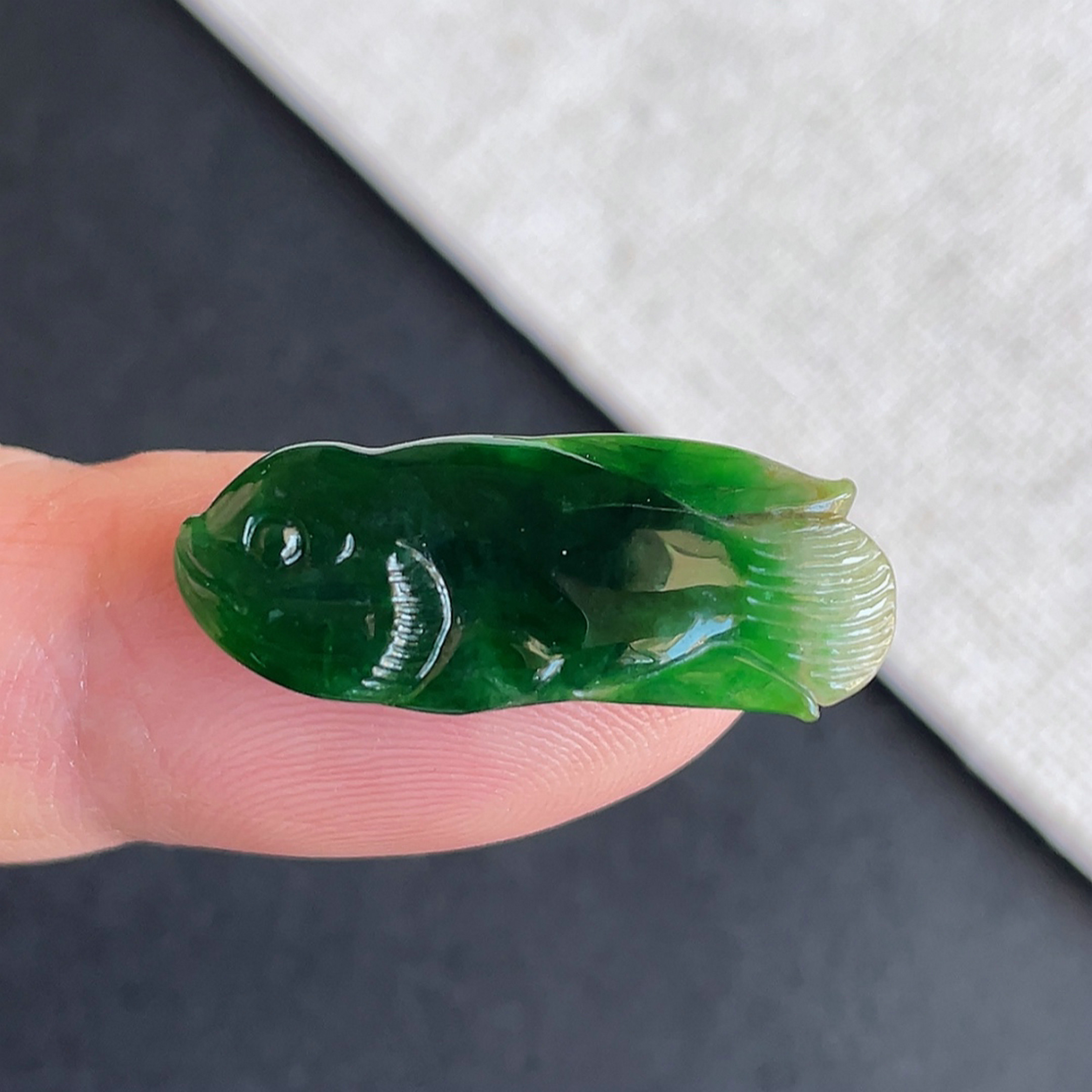 翡翠老坑冰种辣绿翡翠罗汉鱼戒面