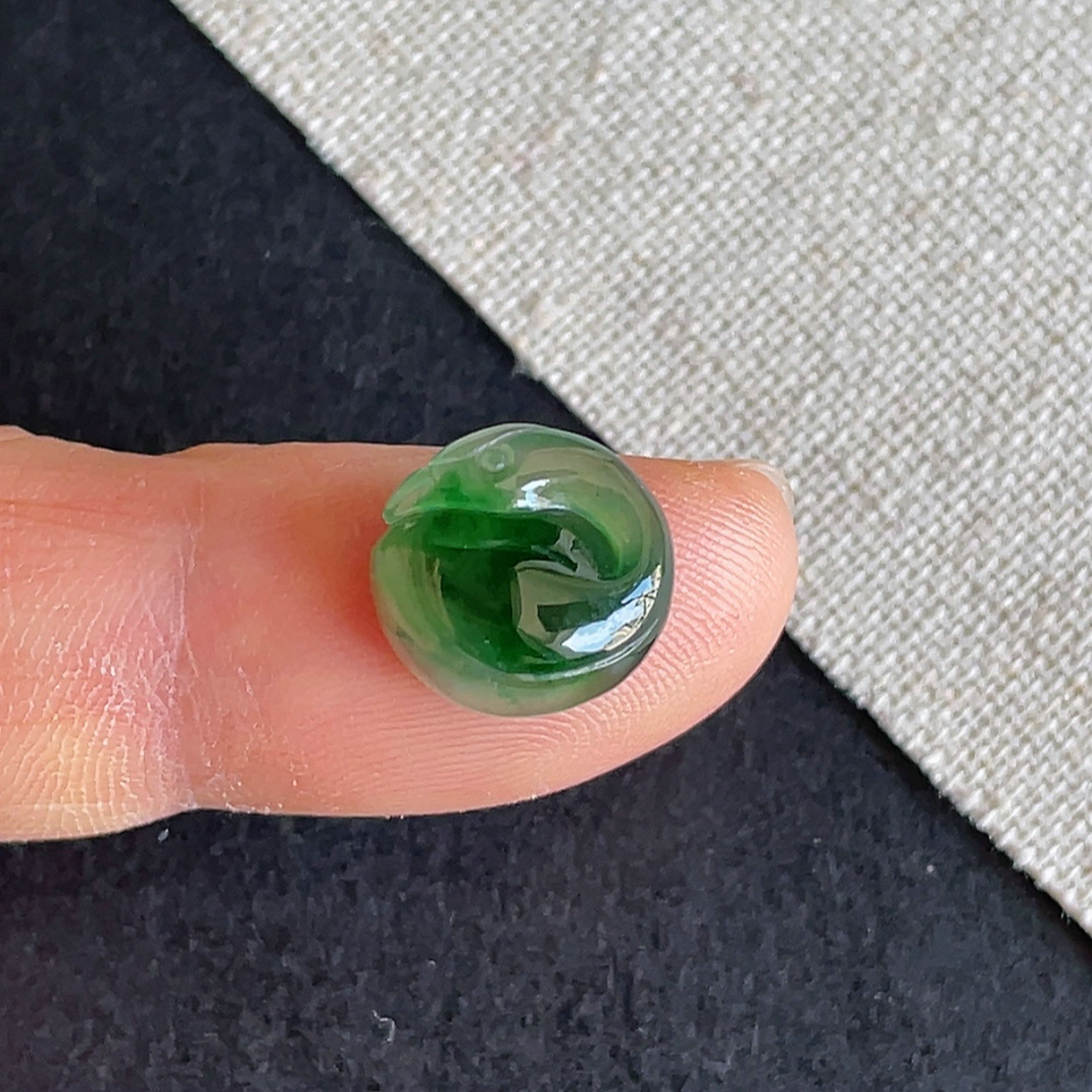 天然翡翠老坑冰种辣绿天鹅戒面