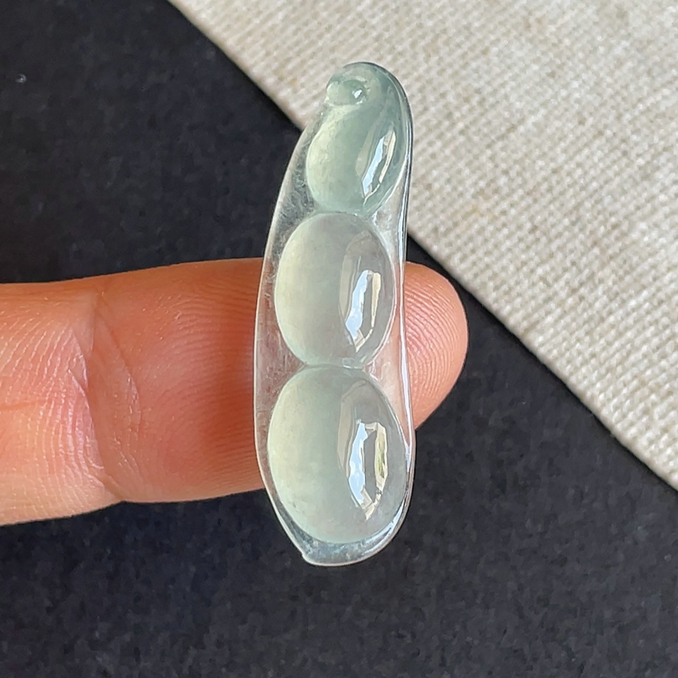 缅甸翡翠冰种晴水绿四季豆吊坠