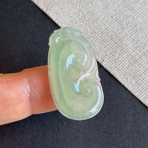 天然缅甸翡翠飘阳绿如意吊坠
