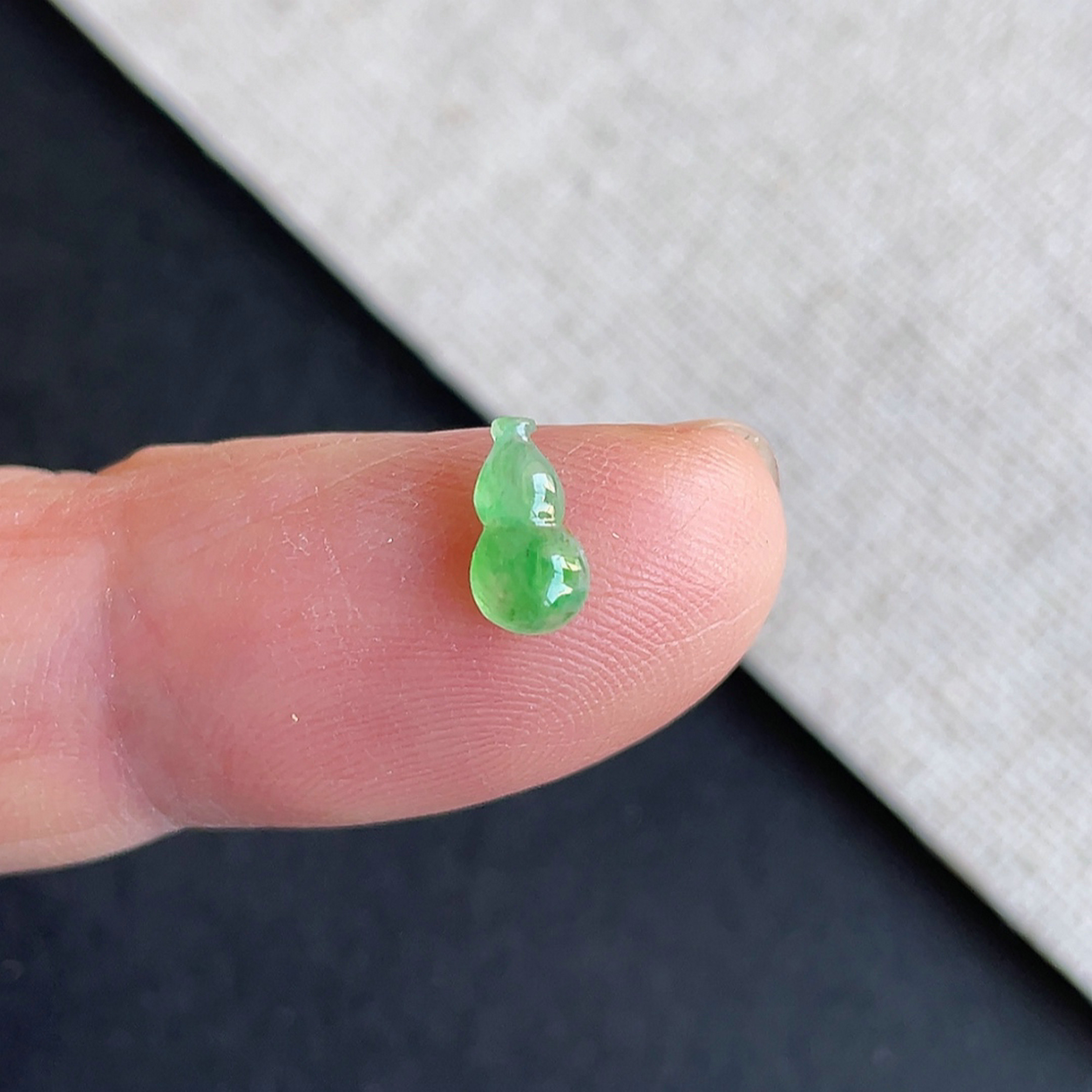缅甸翡翠冰种阳绿葫芦戒面