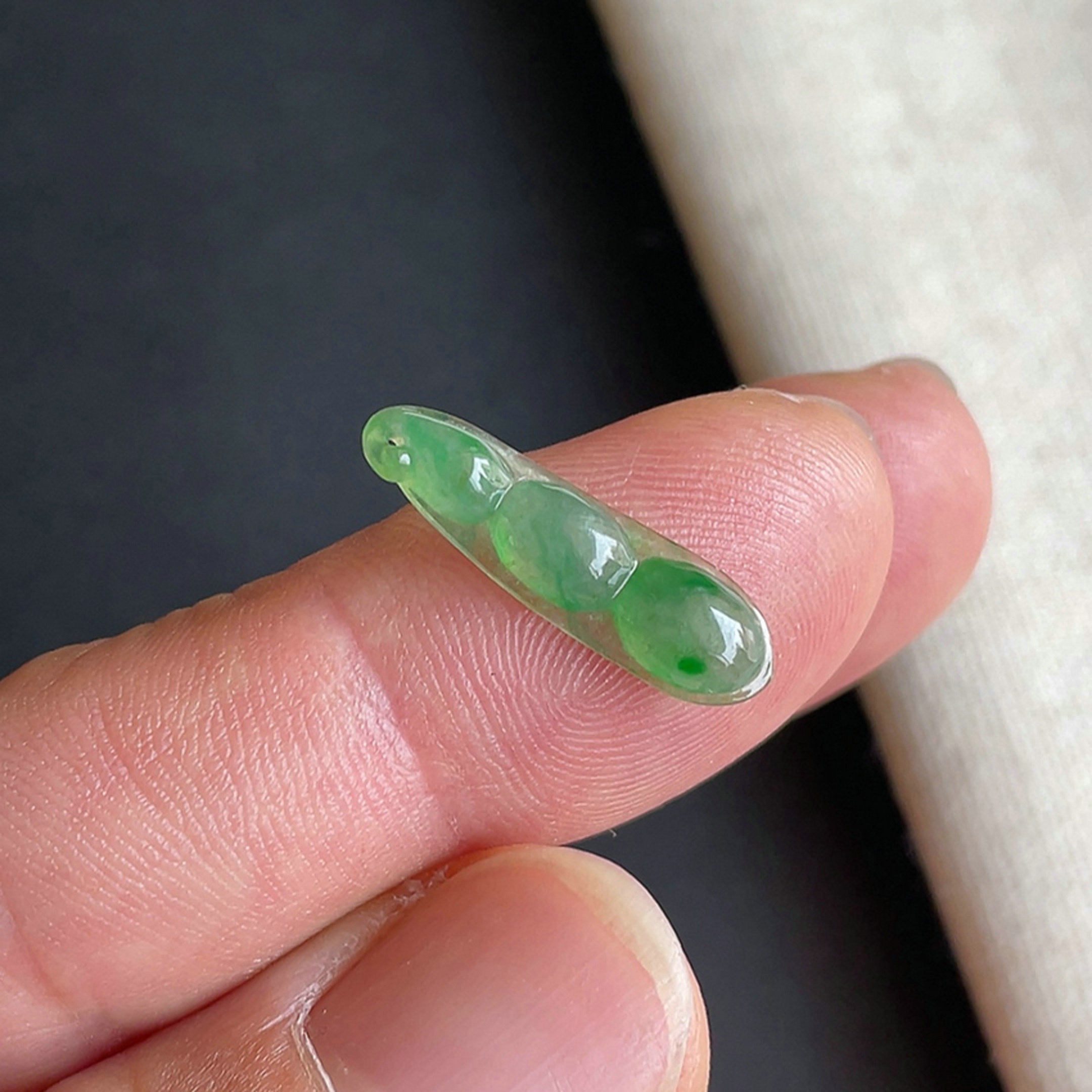 冰种飘阳绿四季豆吊坠翡翠A货