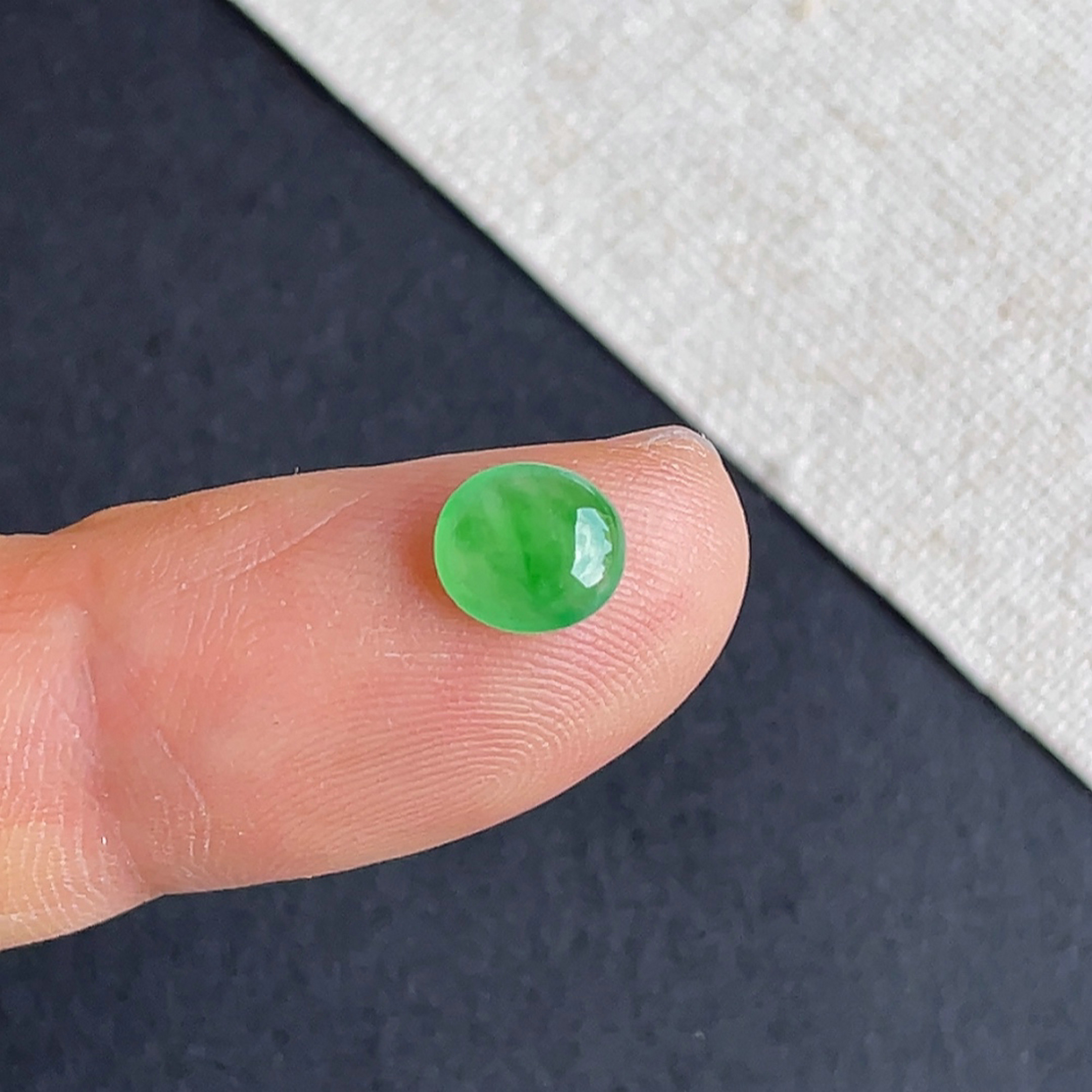 天然缅甸翡翠冰种满色飘阳绿蛋面