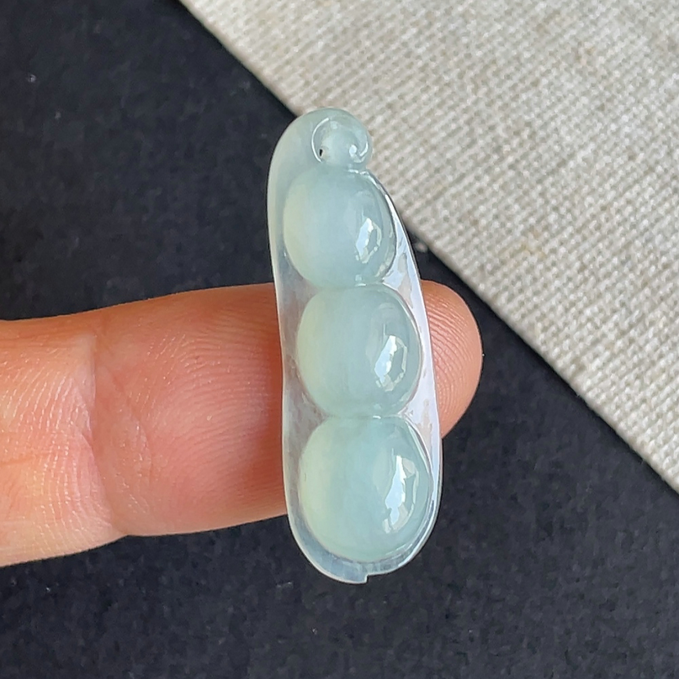 天然缅甸翡翠冰种四季豆吊坠