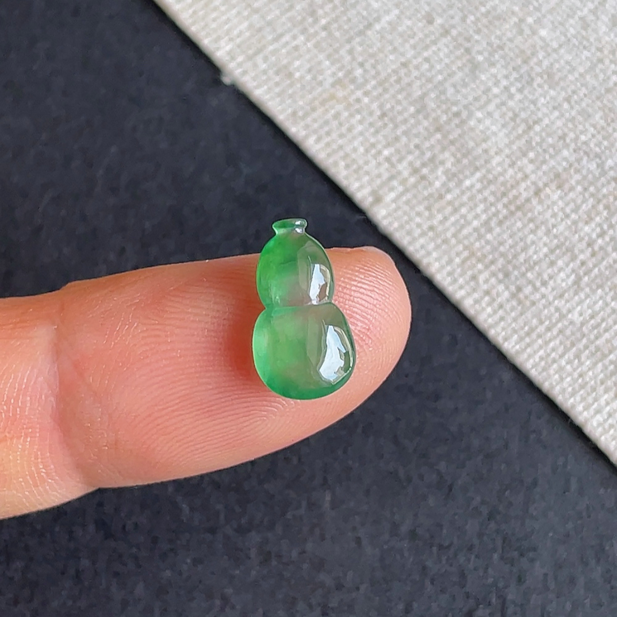 天然缅甸翡翠冰种飘阳绿葫芦戒面