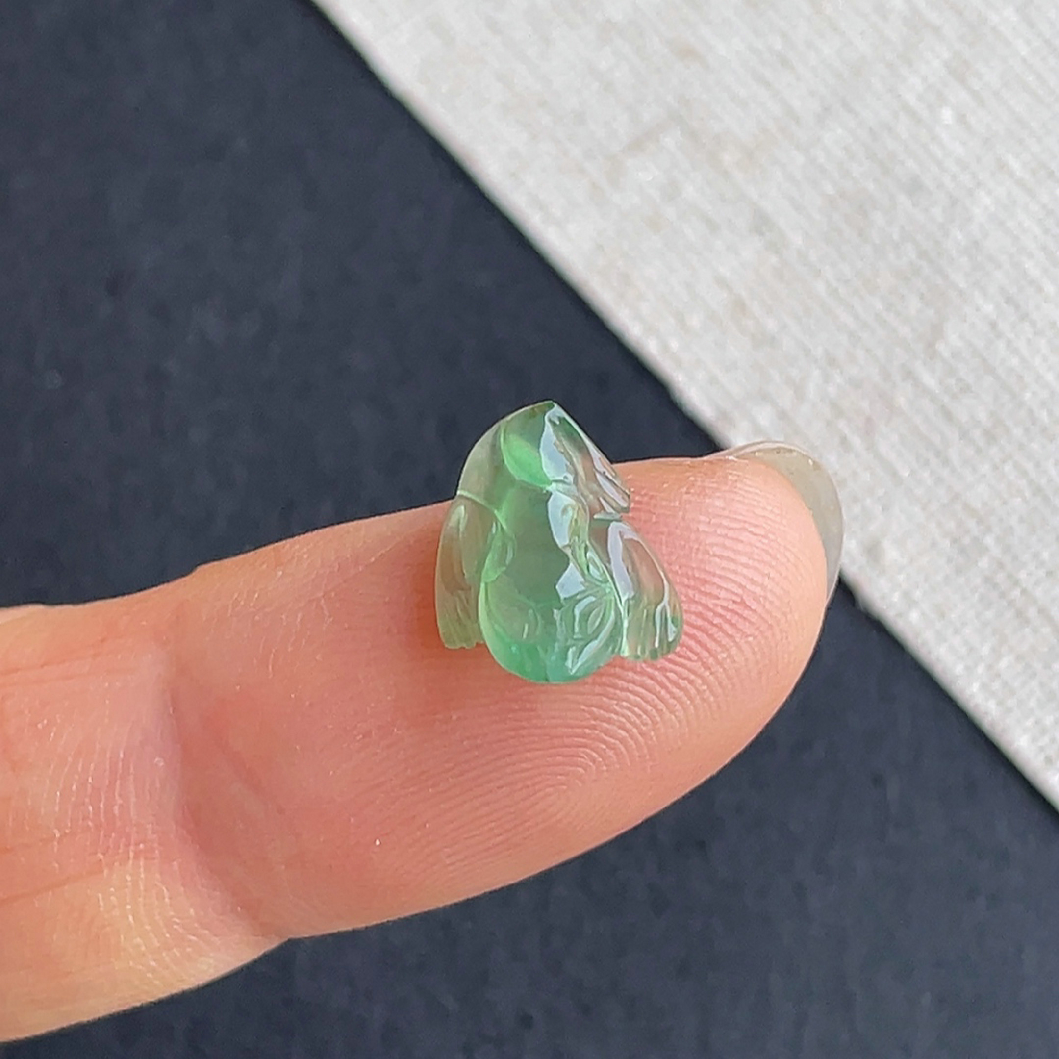 天然缅甸翡翠冰种阳绿金蟾戒面