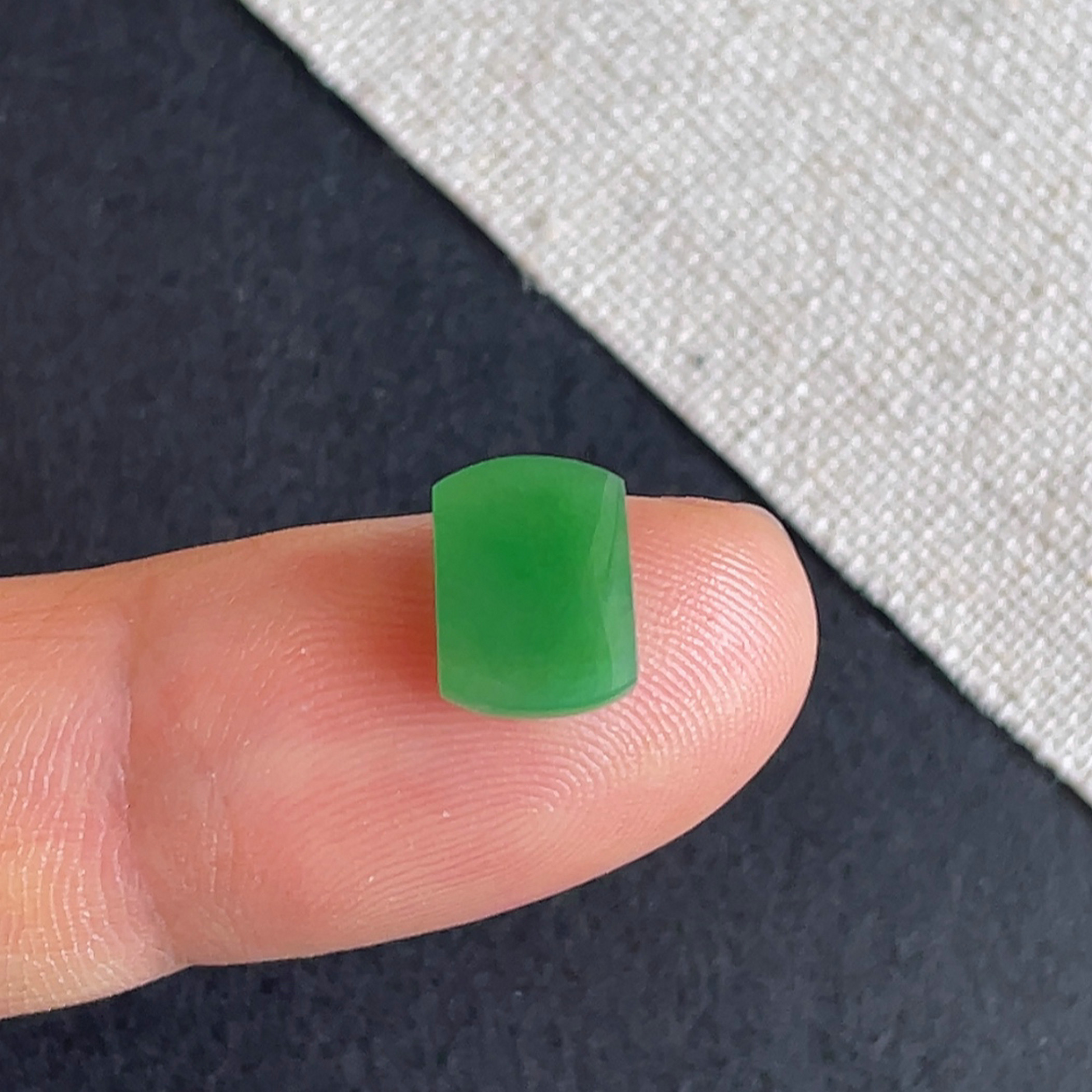 缅甸翡翠a货冰种阳绿马鞍戒面
