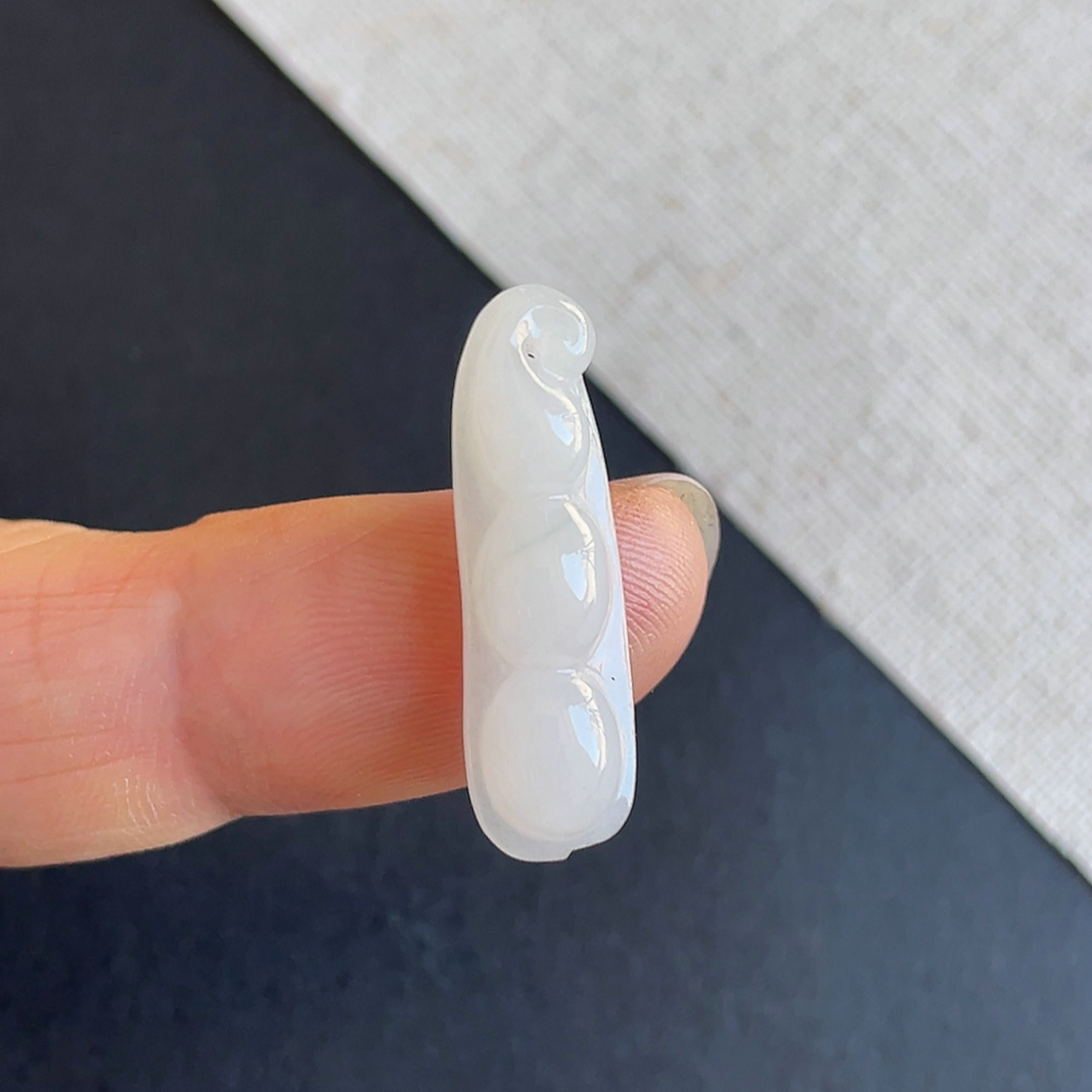 天然翡翠冰糯种白雅四季豆吊坠
