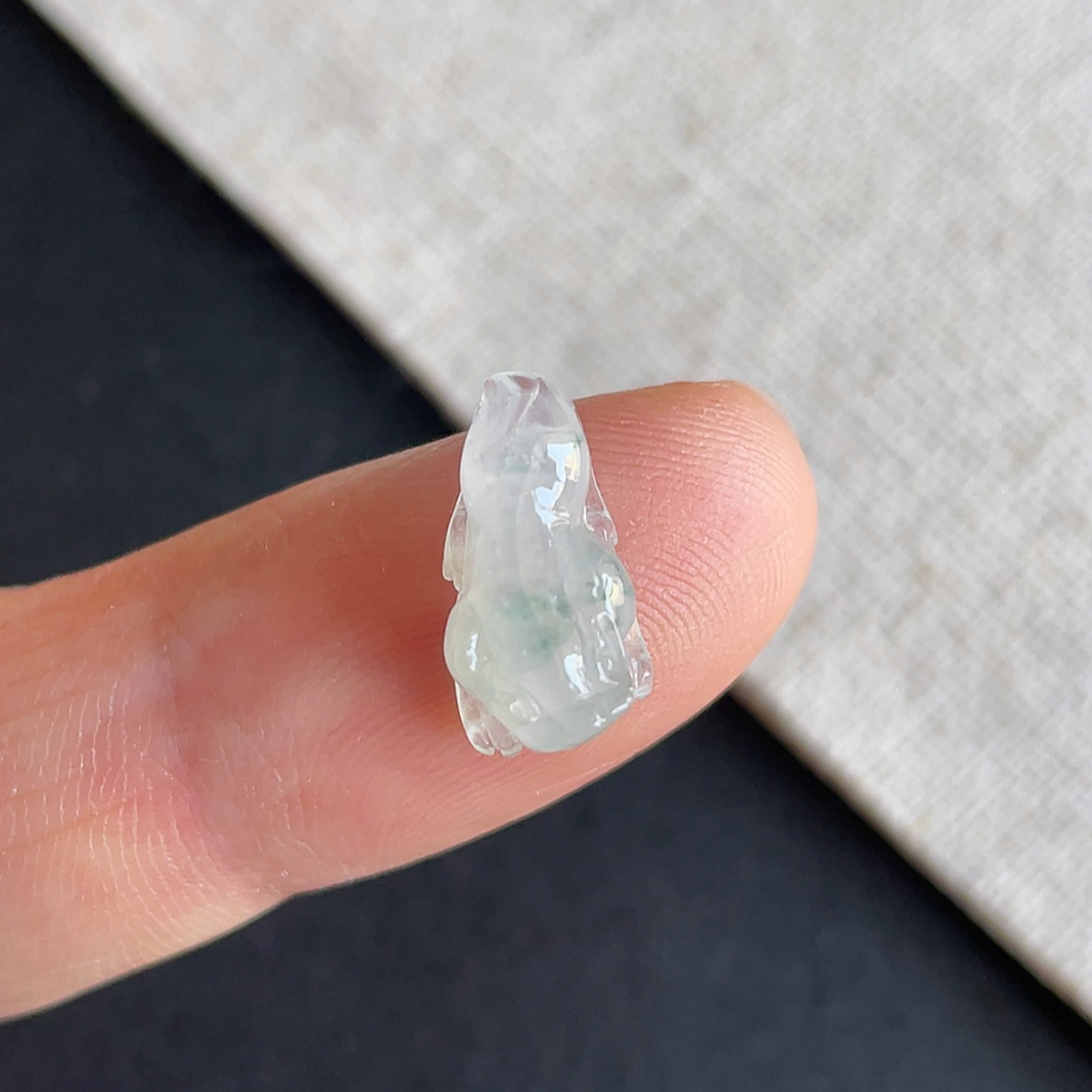 缅甸翡翠冰种飘花金蟾戒面
