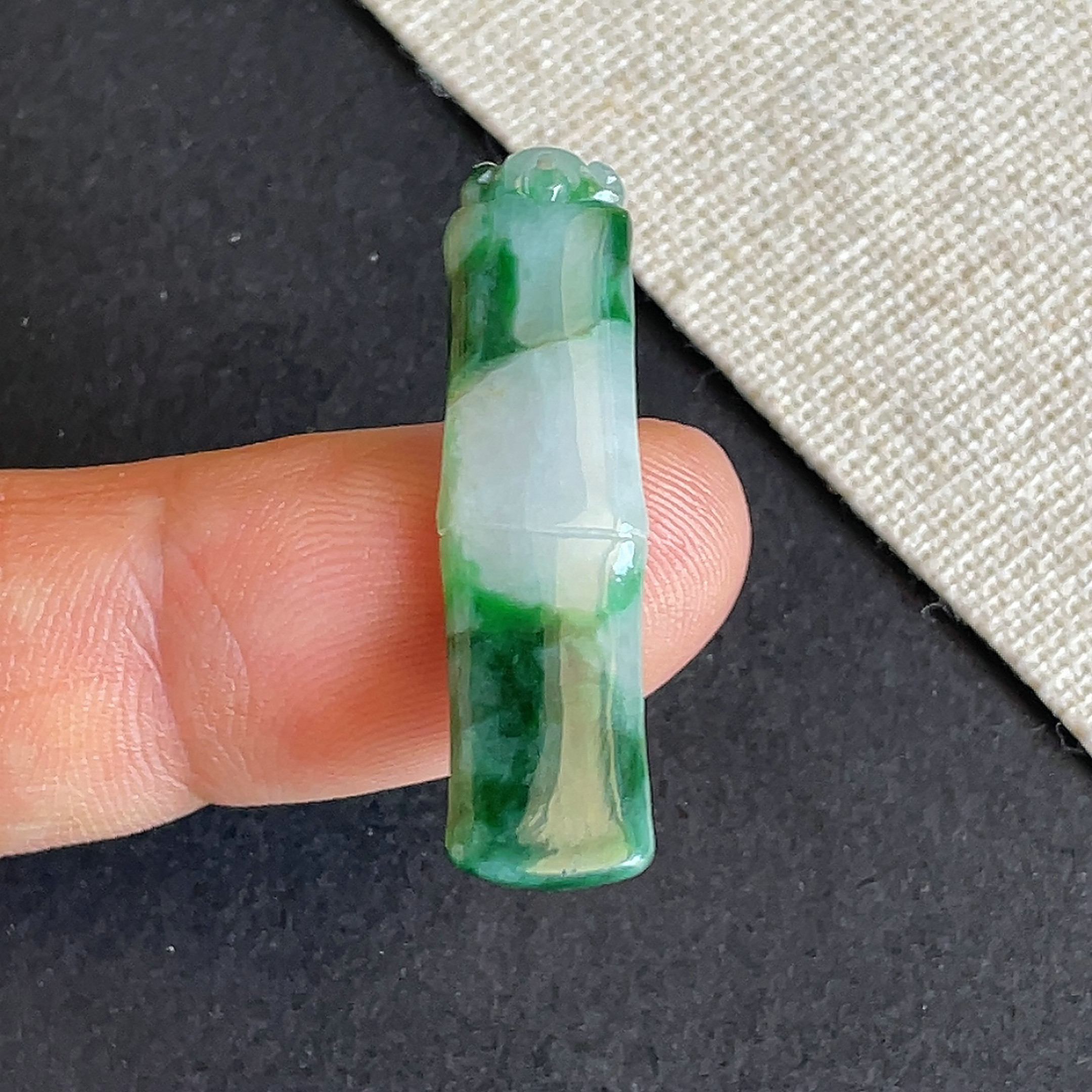 天然缅甸翡翠飘绿竹节吊坠