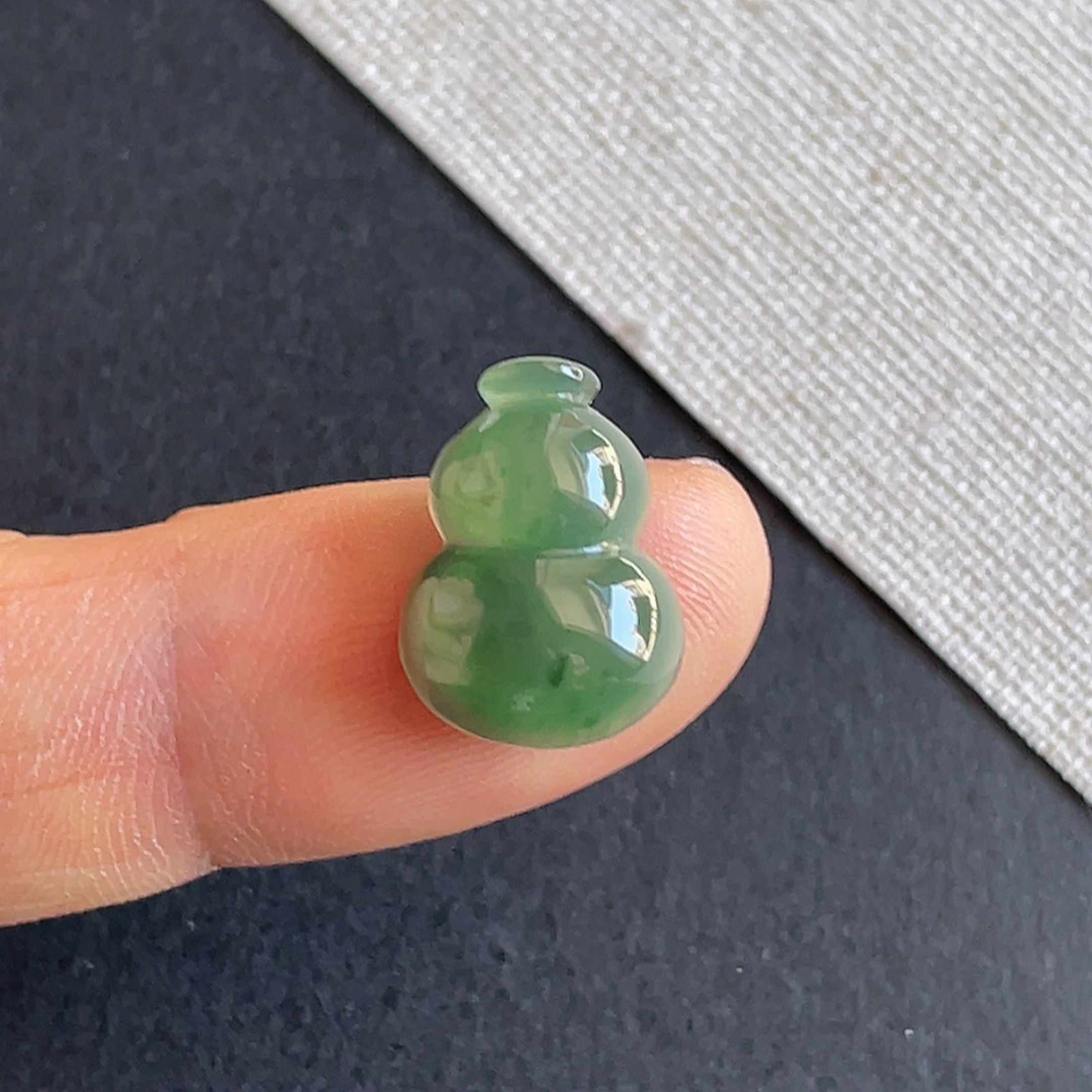 天然a货翡翠冰种满绿葫芦戒面