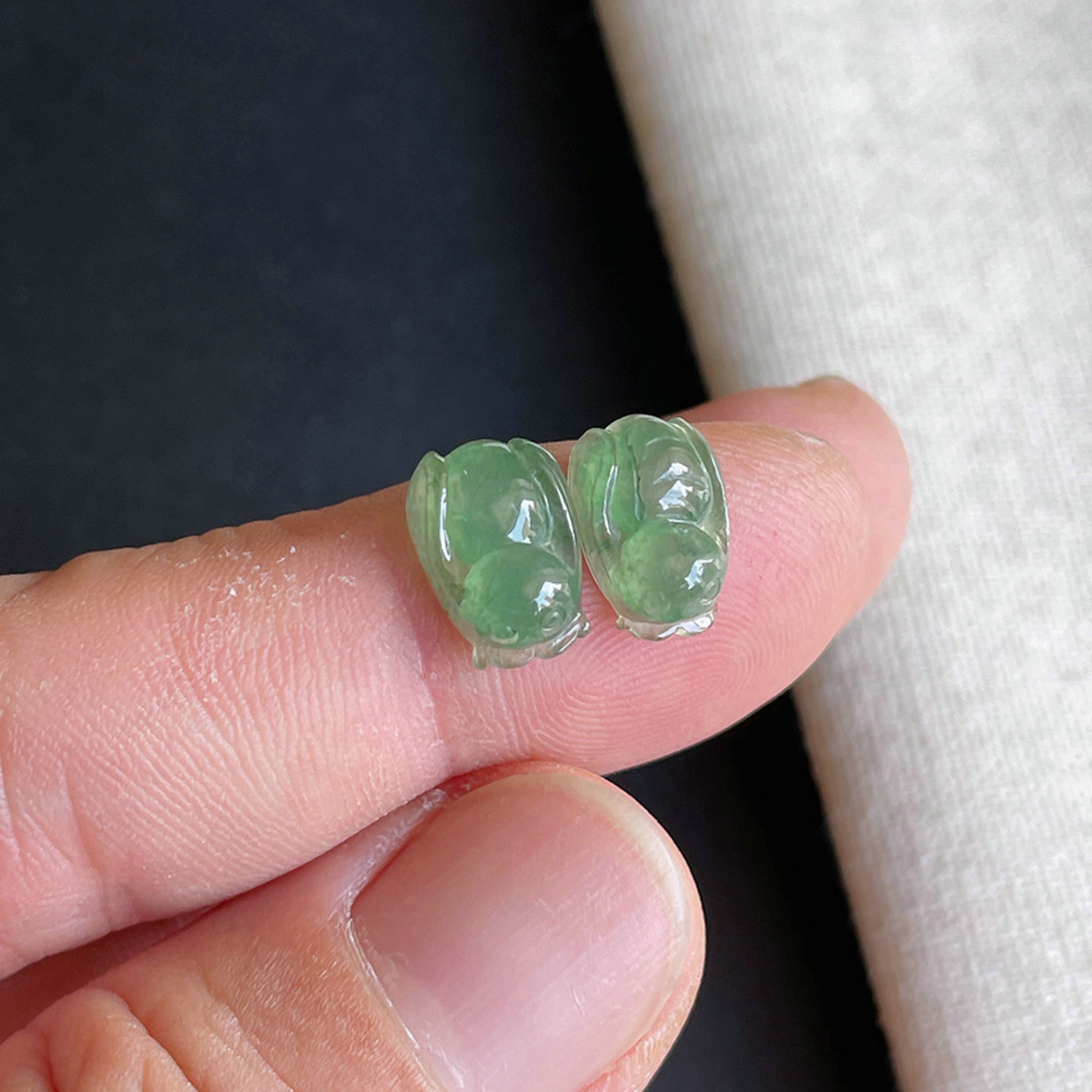 满绿蜜蜂戒面一对缅甸翡翠A货