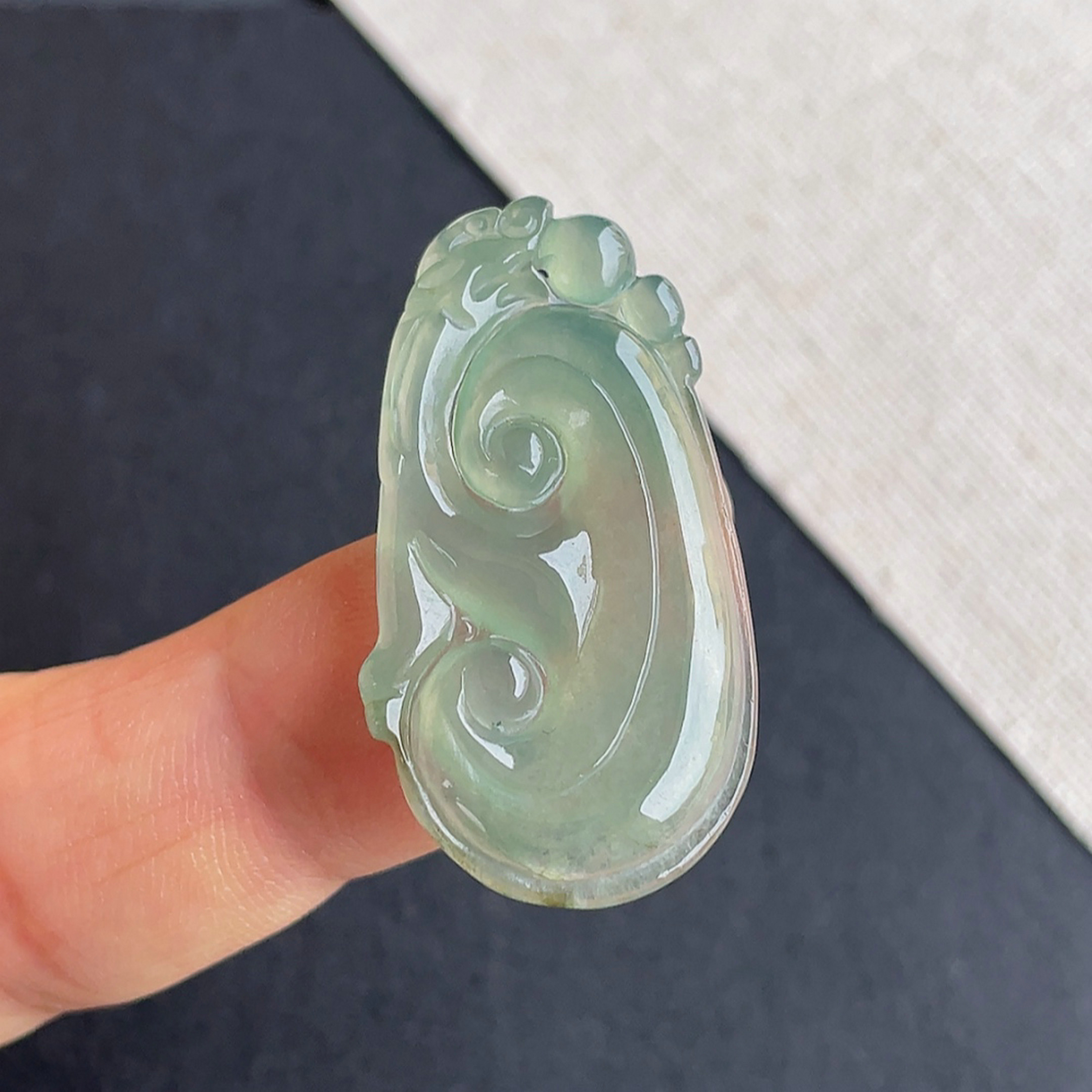 缅甸翡翠a货冰种晴水如意吊坠