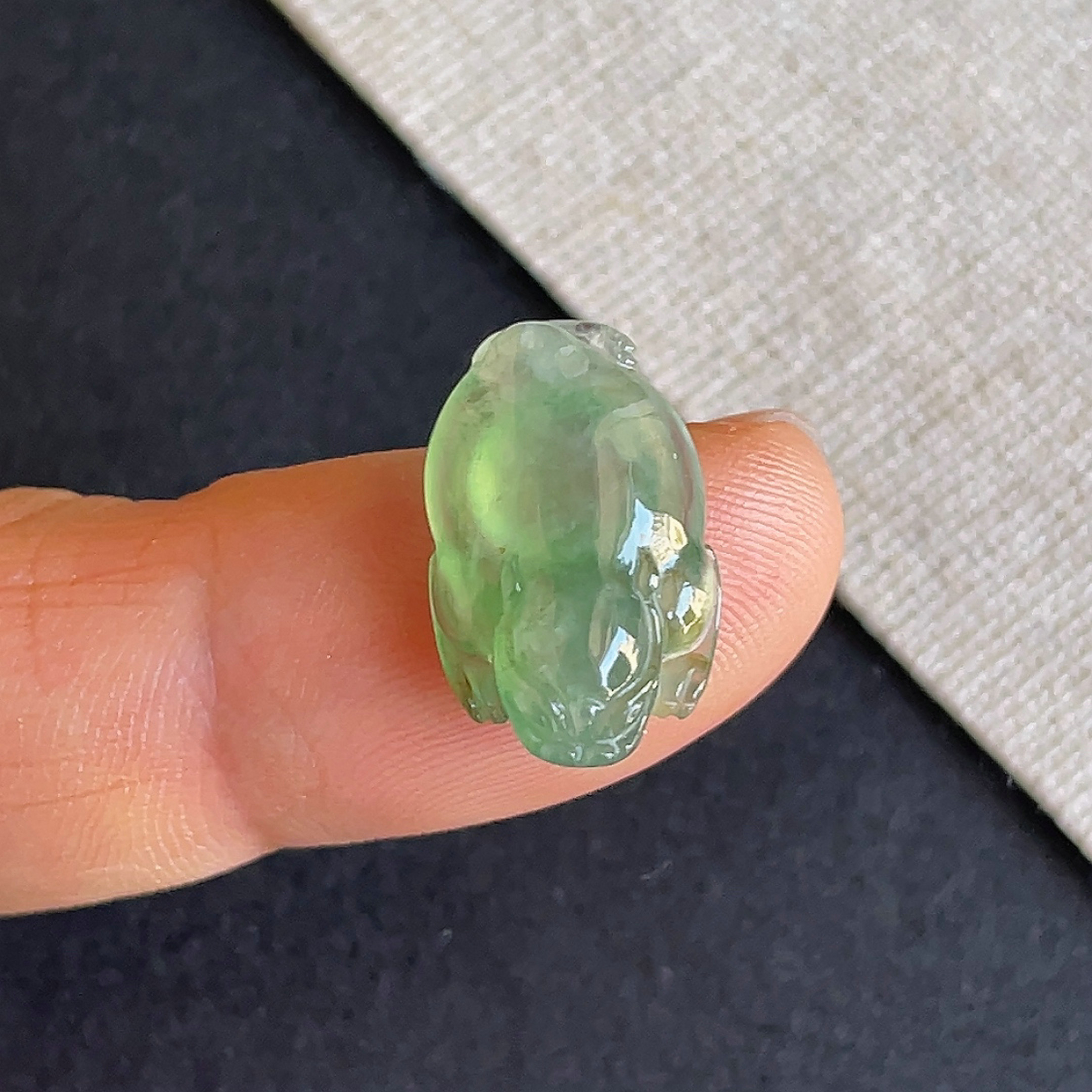 天然翡翠老坑冰种满绿三脚蟾戒面