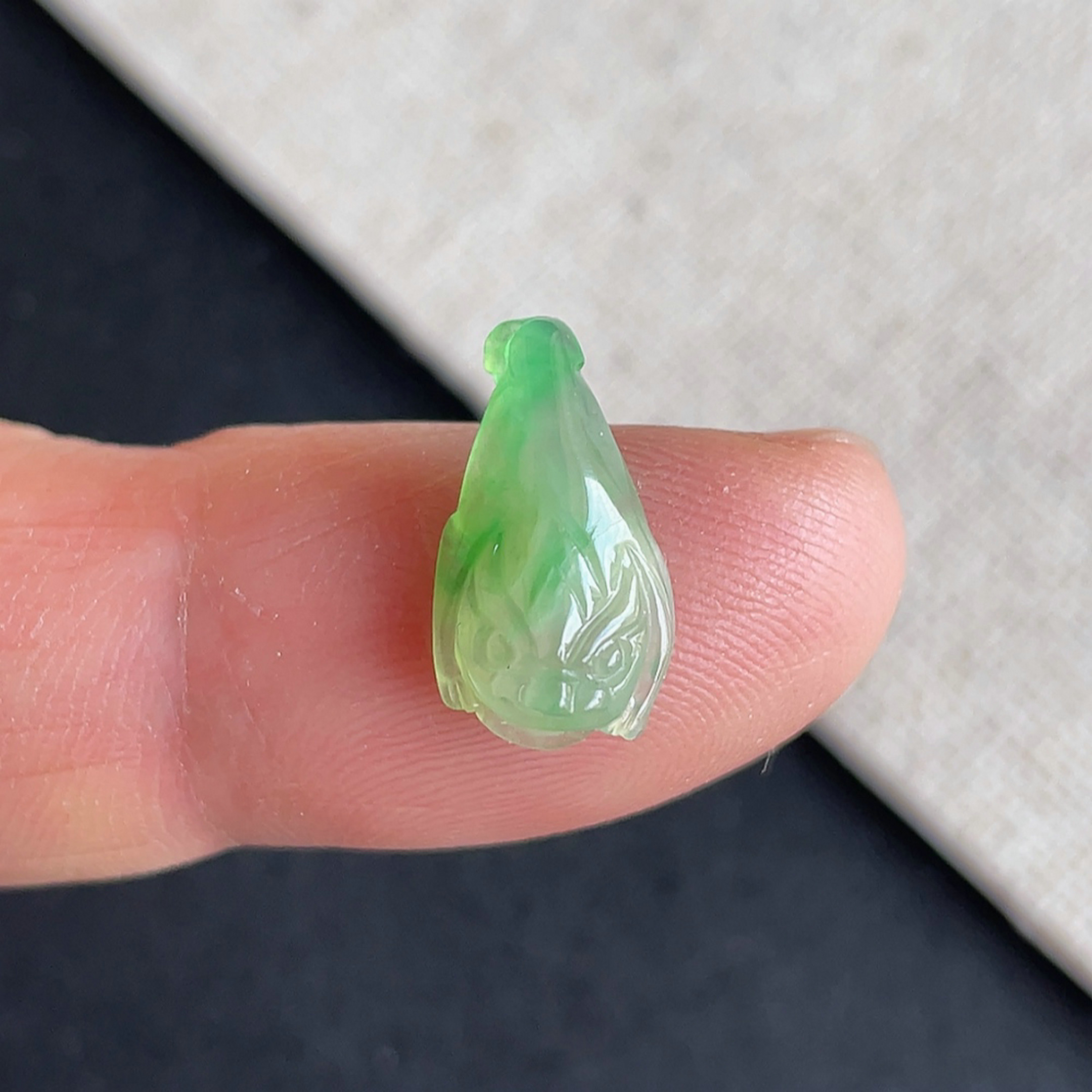 缅甸翡翠冰种飘阳绿三脚金蟾戒面