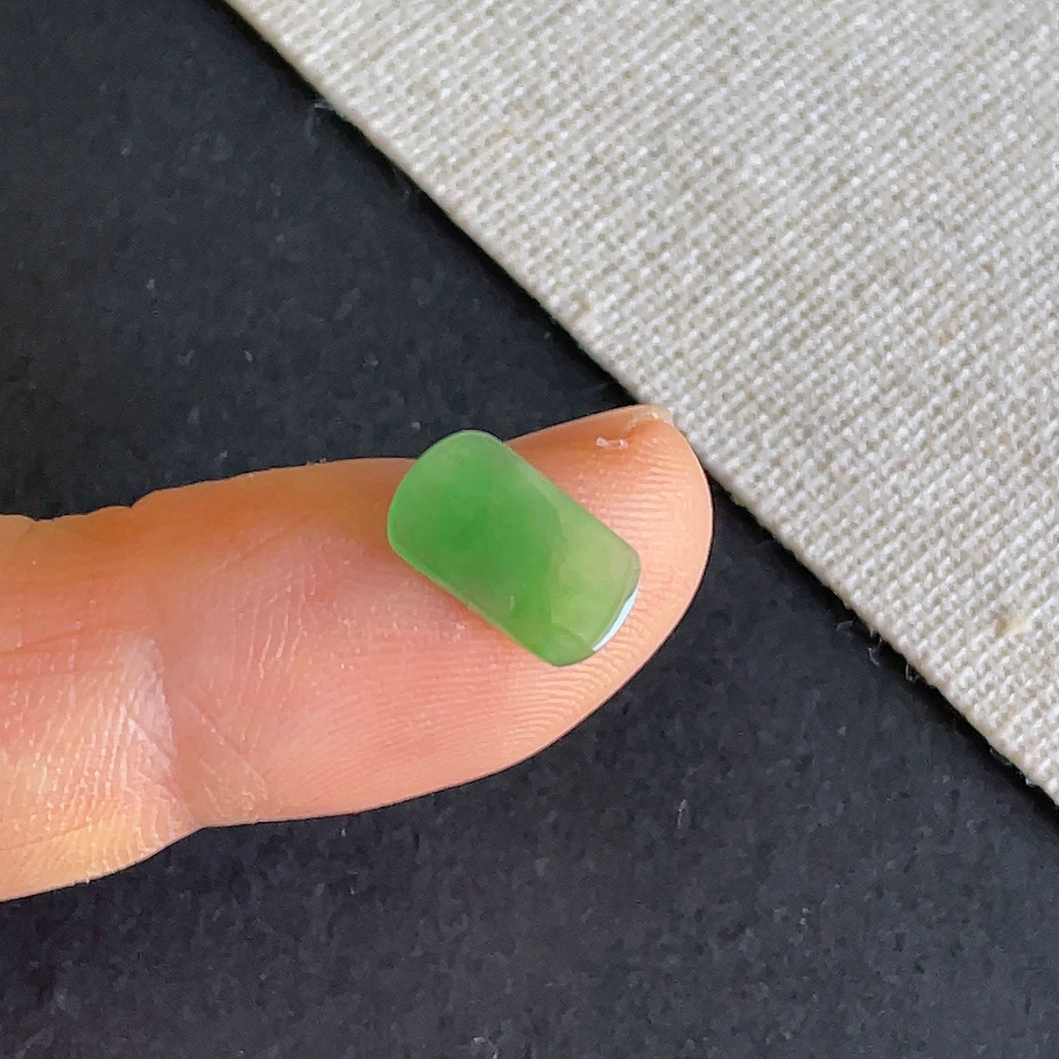 天然缅甸翡翠冰种满绿马鞍戒面