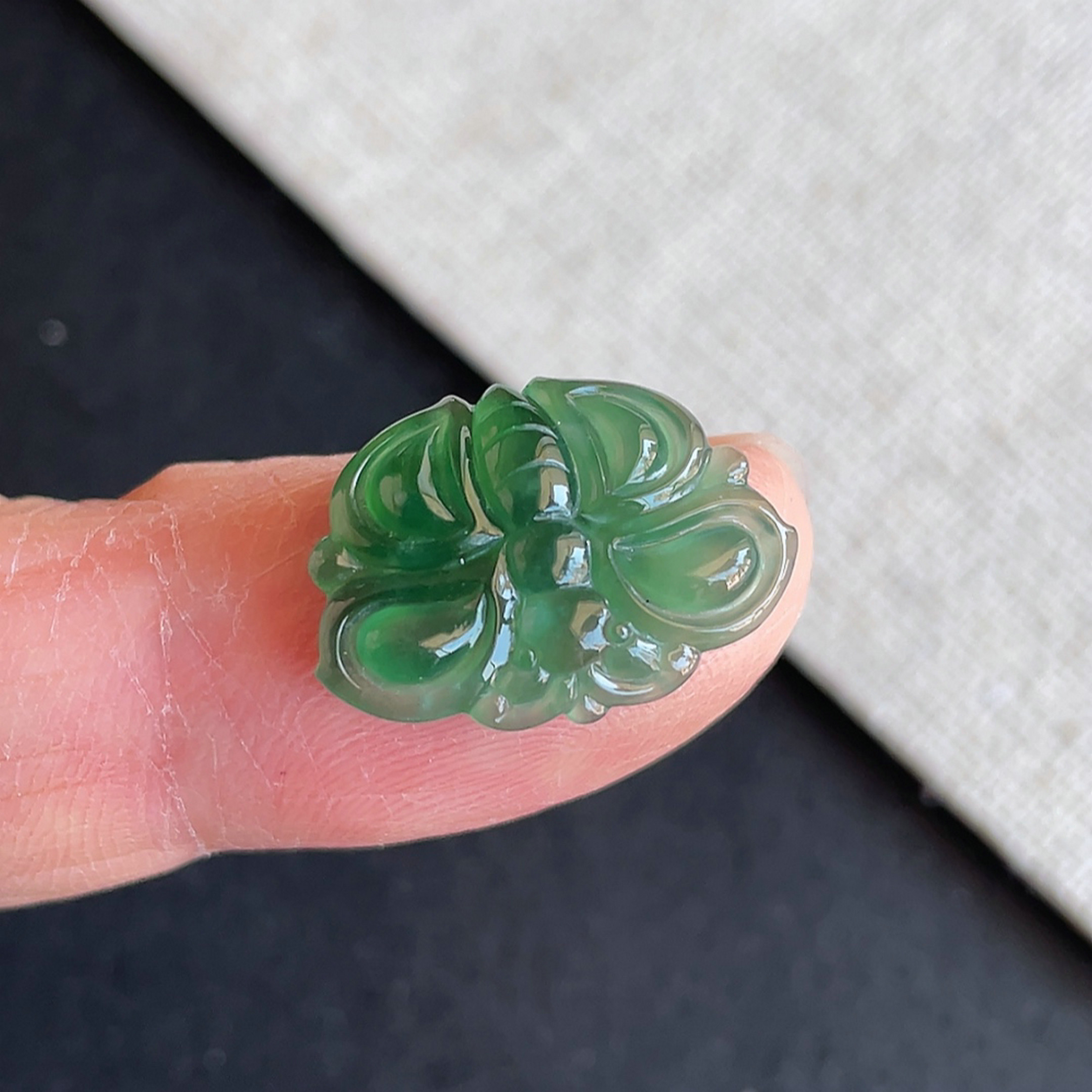 天然翡翠冰种满绿蝴蝶戒面