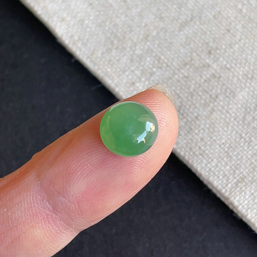 缅料A货翡翠冰种阳绿蛋面戒面