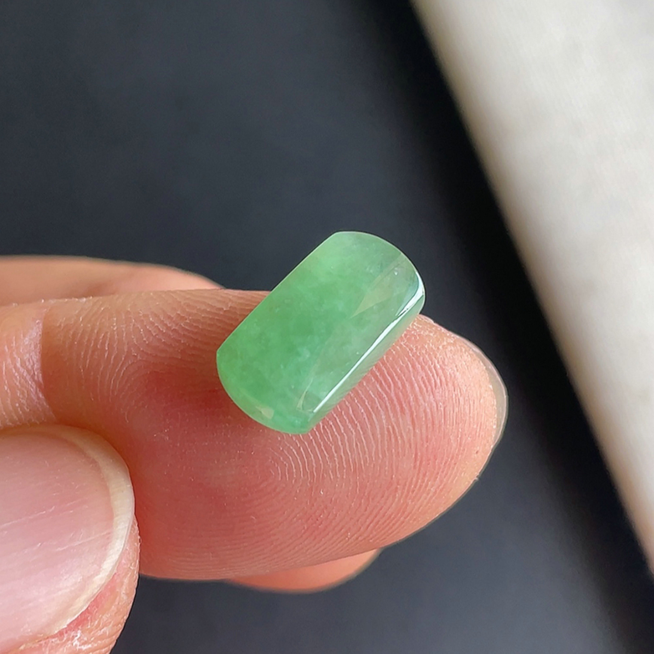 阳绿马鞍戒面天然玉石翡翠A货