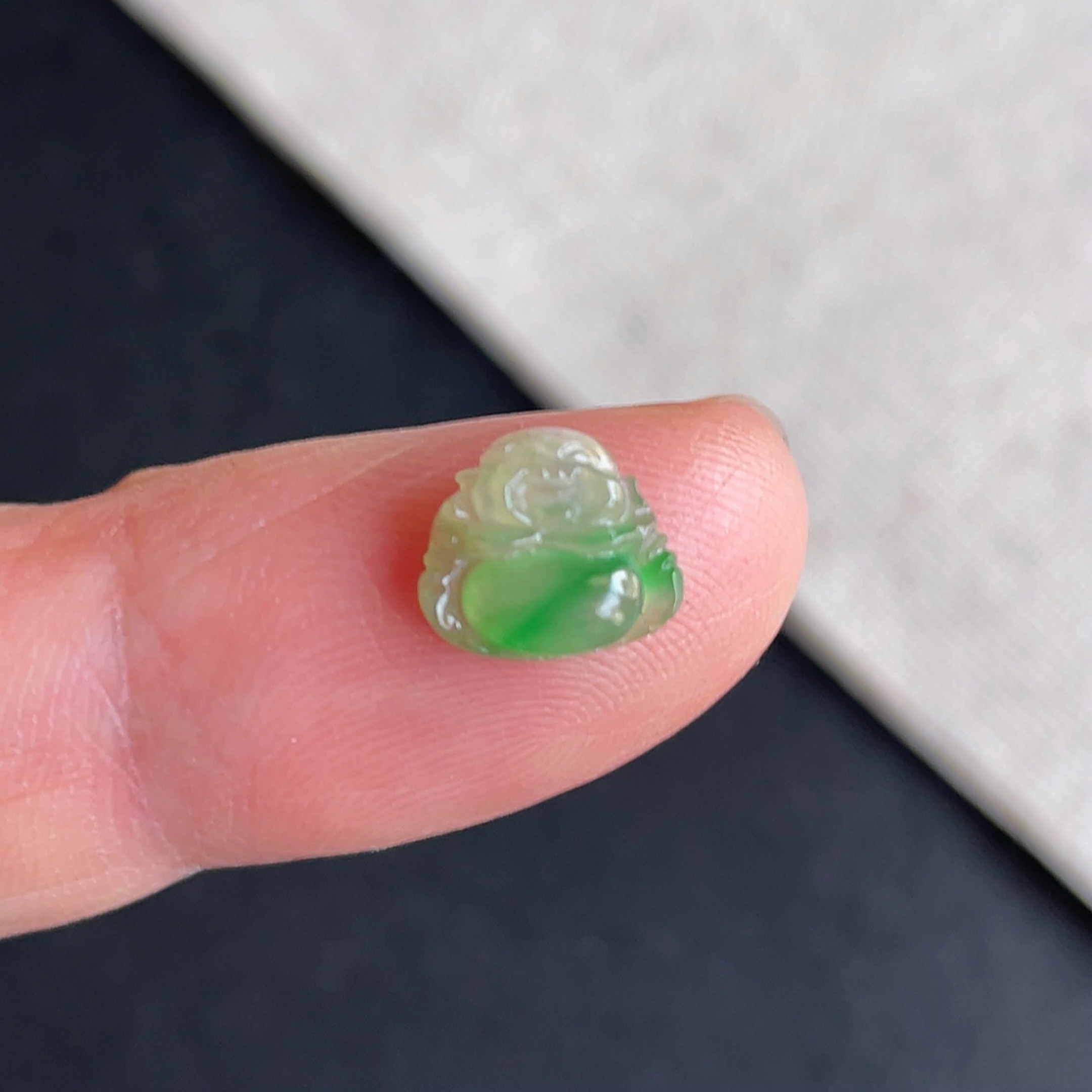 缅甸翡翠冰种飘阳绿佛公戒面