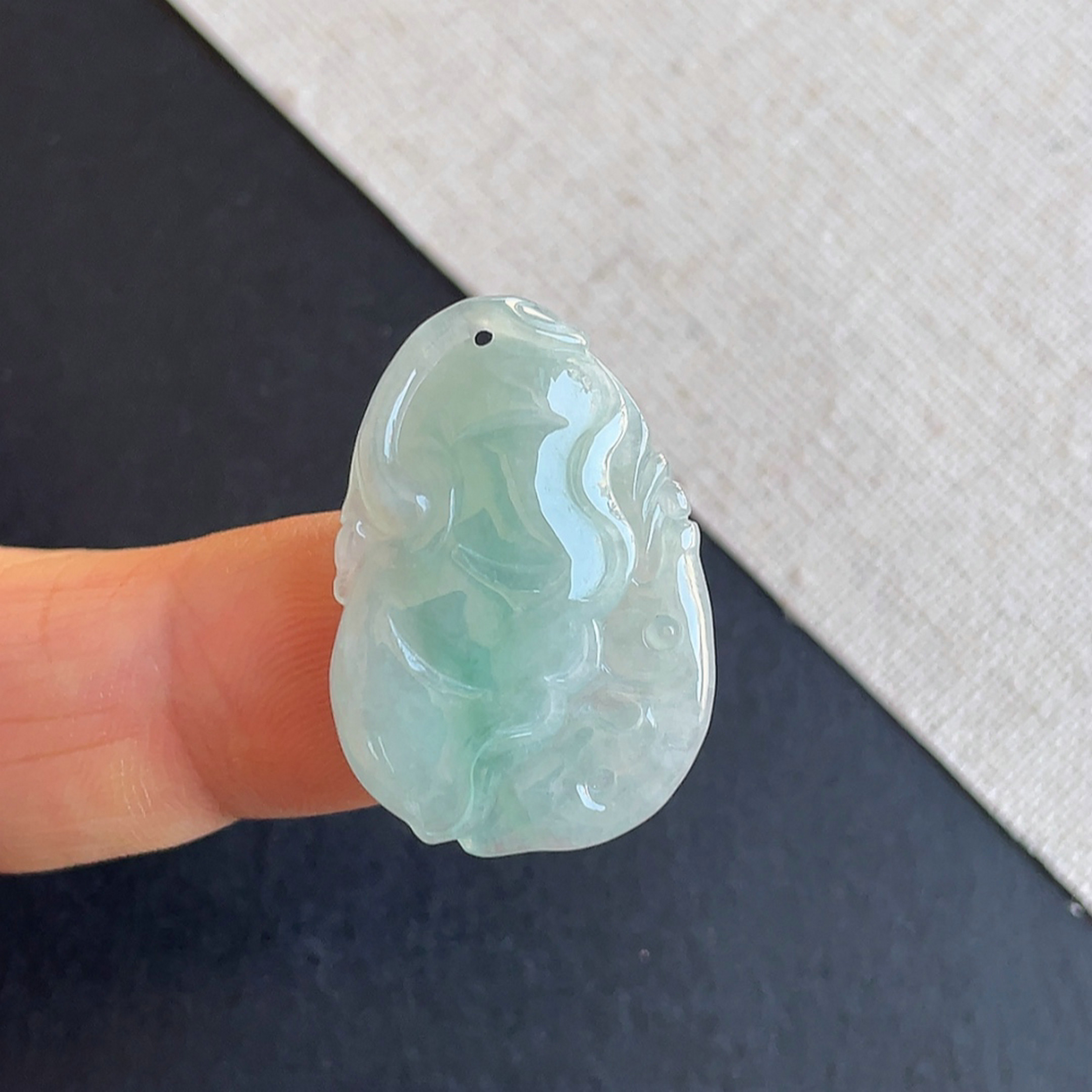 缅甸天然翡翠飘阳绿荷叶鱼吊坠