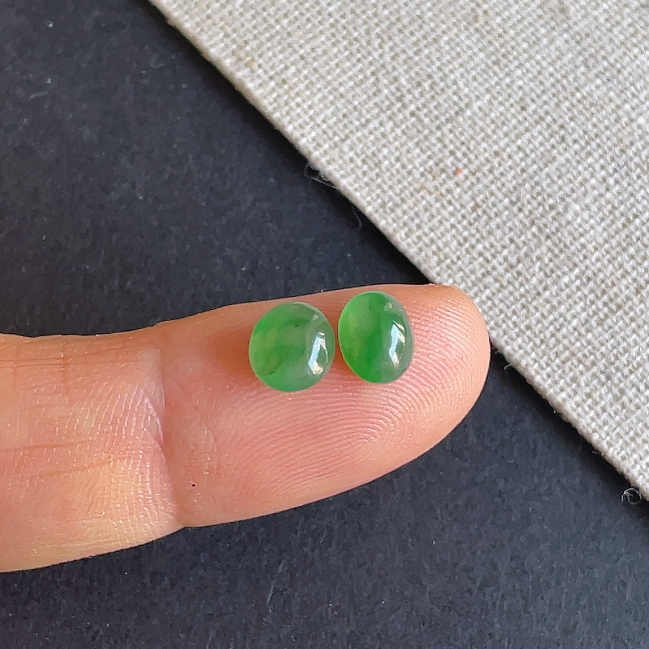 天然翡翠a货冰种阳绿蛋面戒面一对 缅甸玉石送证书 金晶翡翠