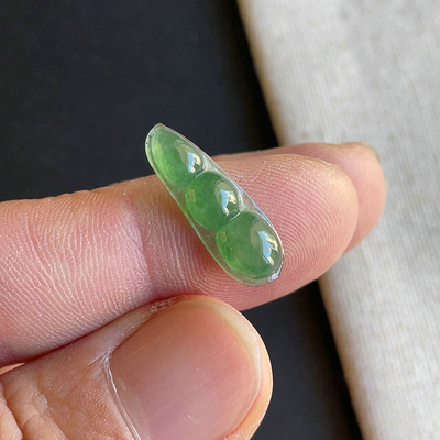 冰种满绿四季豆吊坠缅甸翡翠A货