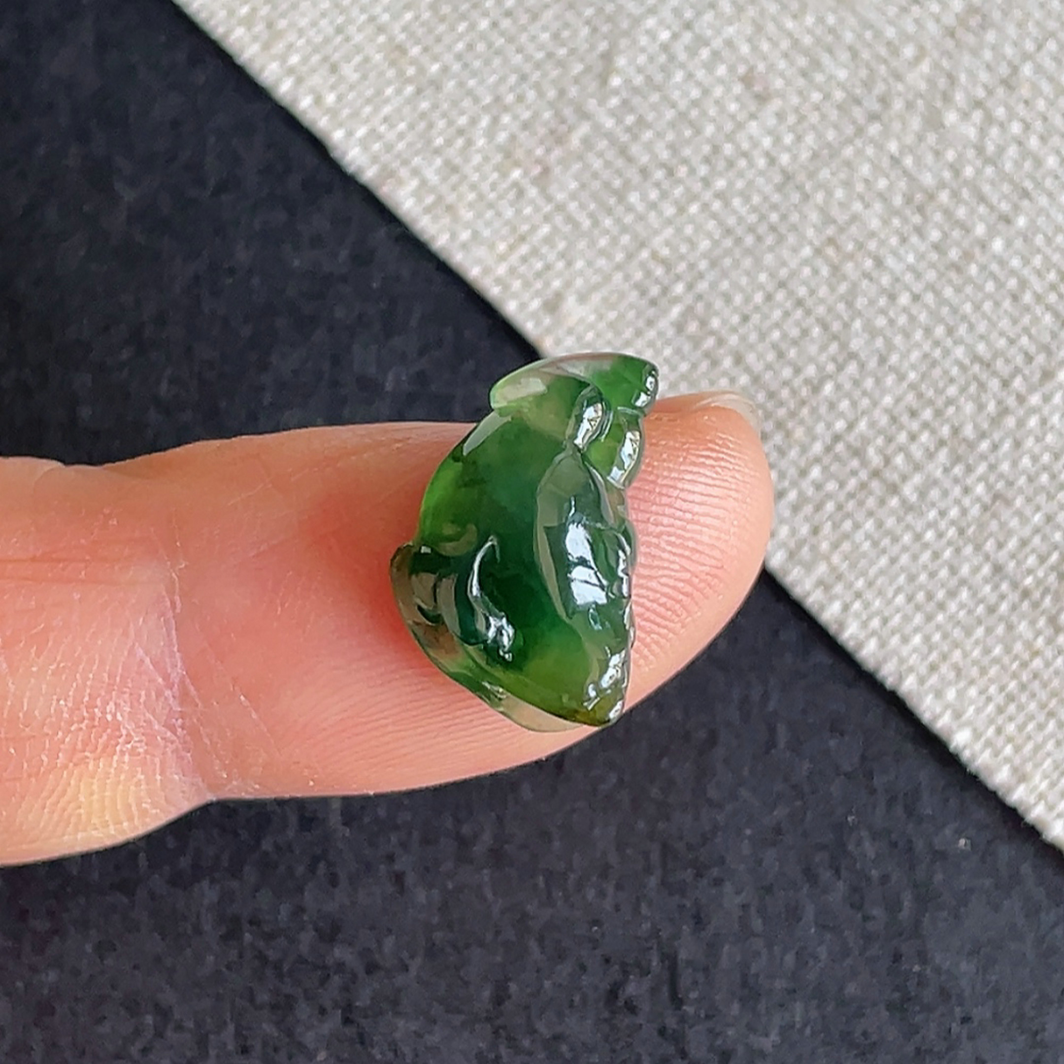 翡翠老坑冰种翡翠辣绿金蟾戒面