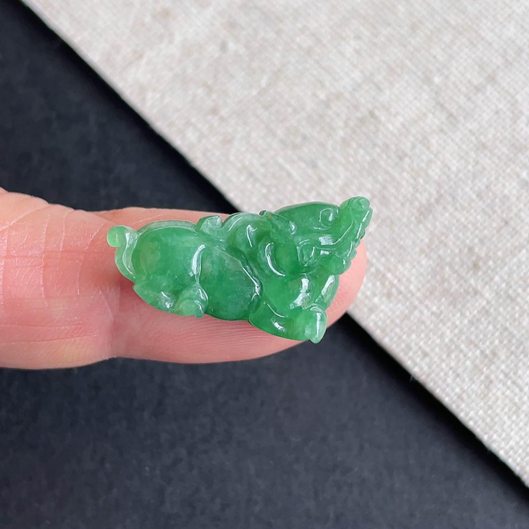 缅甸翡翠冰种阳绿麒麟玉石吊坠